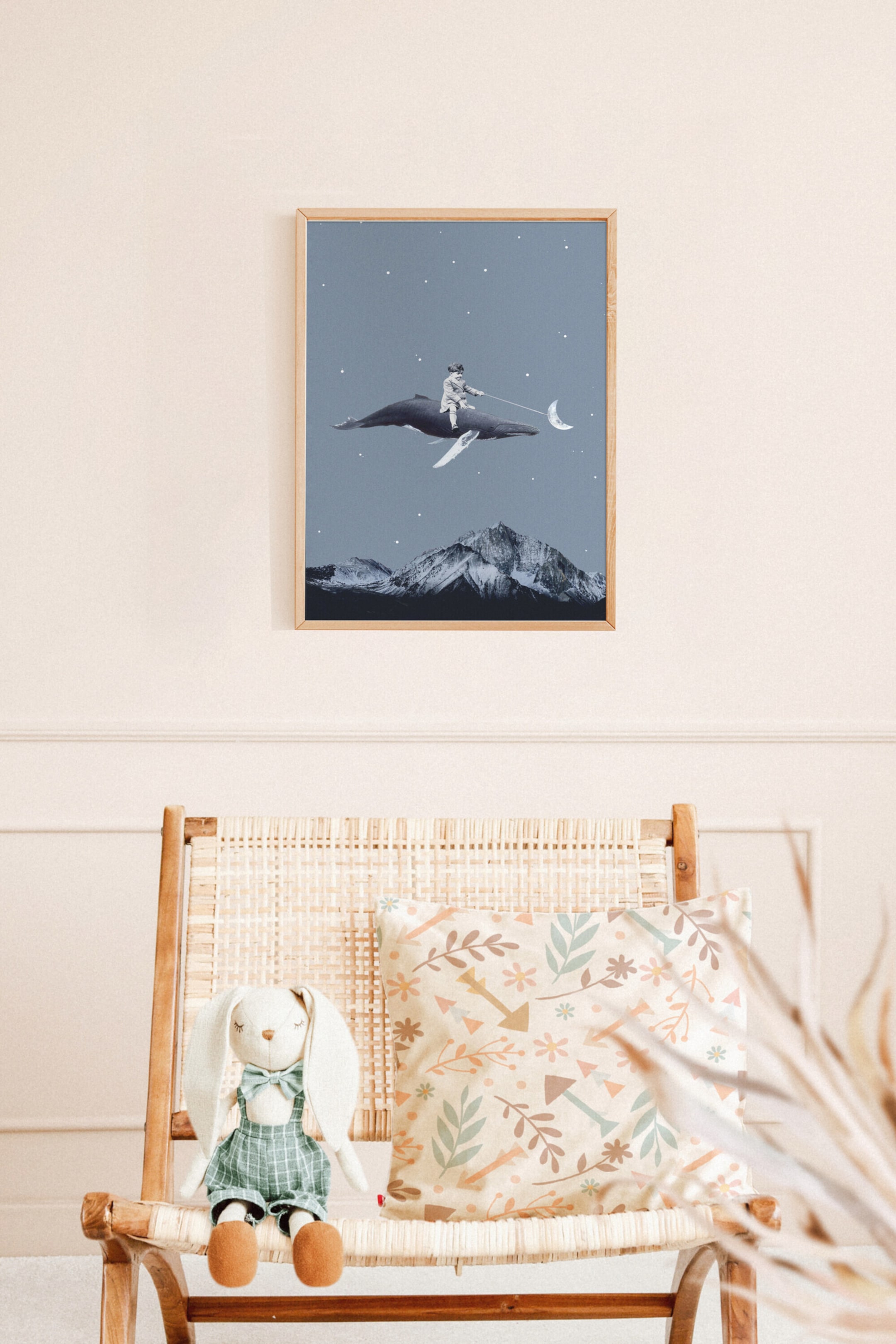 Grotere afbeelding bekijken: Een rechthoekige ingelijste kunstprint toont een speelse, surrealistische scène waarin een kind op de rug van een vliegende walvis rijdt door een sterrenrijke blauwe nachtelijke hemel. Het kind houdt een touw vast dat verbonden is aan een sikkelmaan, terwijl met sneeuw bedekte bergen de onderkant van het kunstwerk omlijnen.