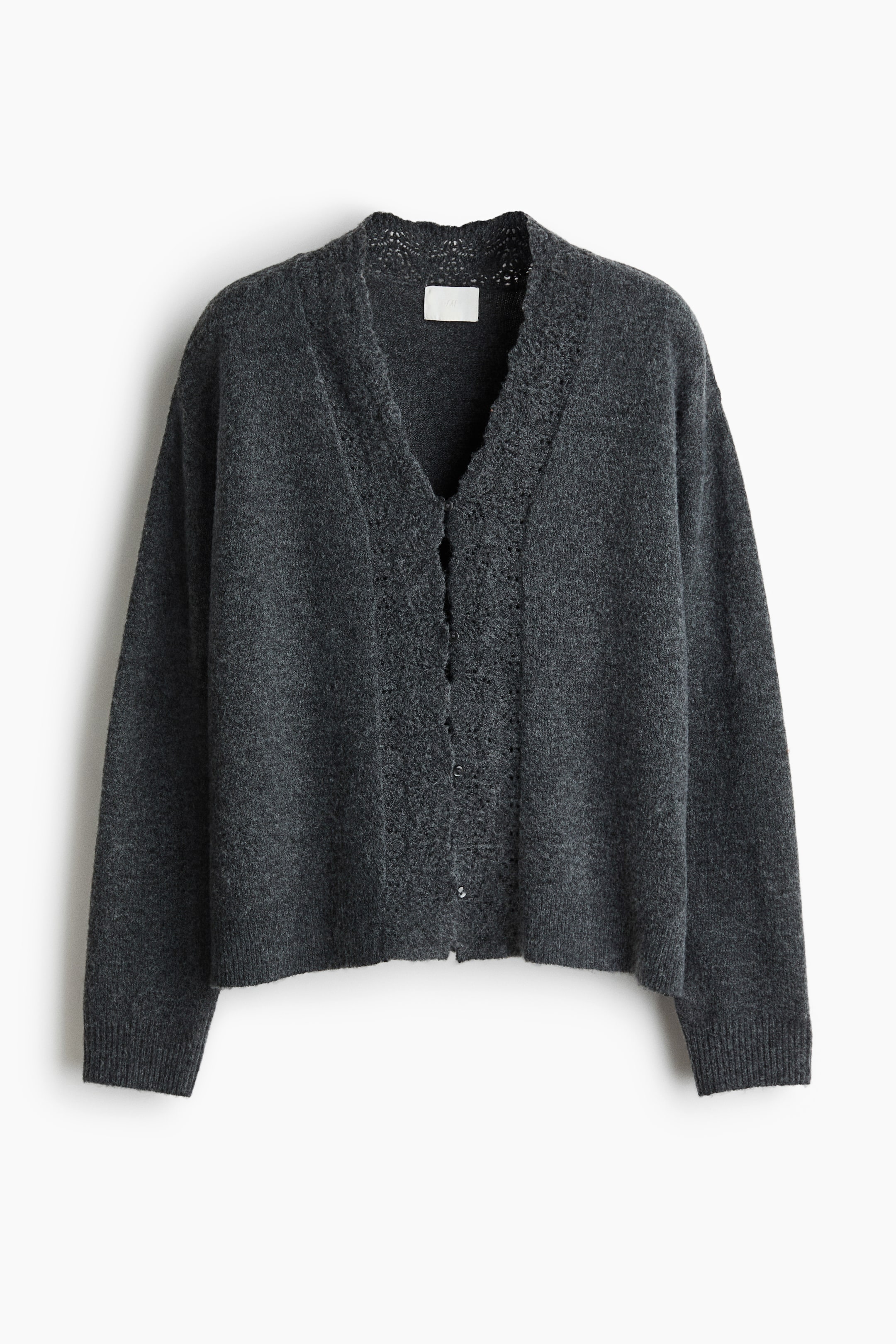 이미지 확대 보기: 짙은 회색 카디건이 앞면을 드러내고 있으며 부드러운 니트로 제작되었습니다. V넥 스타일에 앞중앙에 단추가 달려 있고, 넓은 포인텔 니트 트림이 네크라인과 단추 여밈 부분을 강조합니다. 소매 끝단과 밑단은 시보리(리브) 마감 처리되어 있습니다.