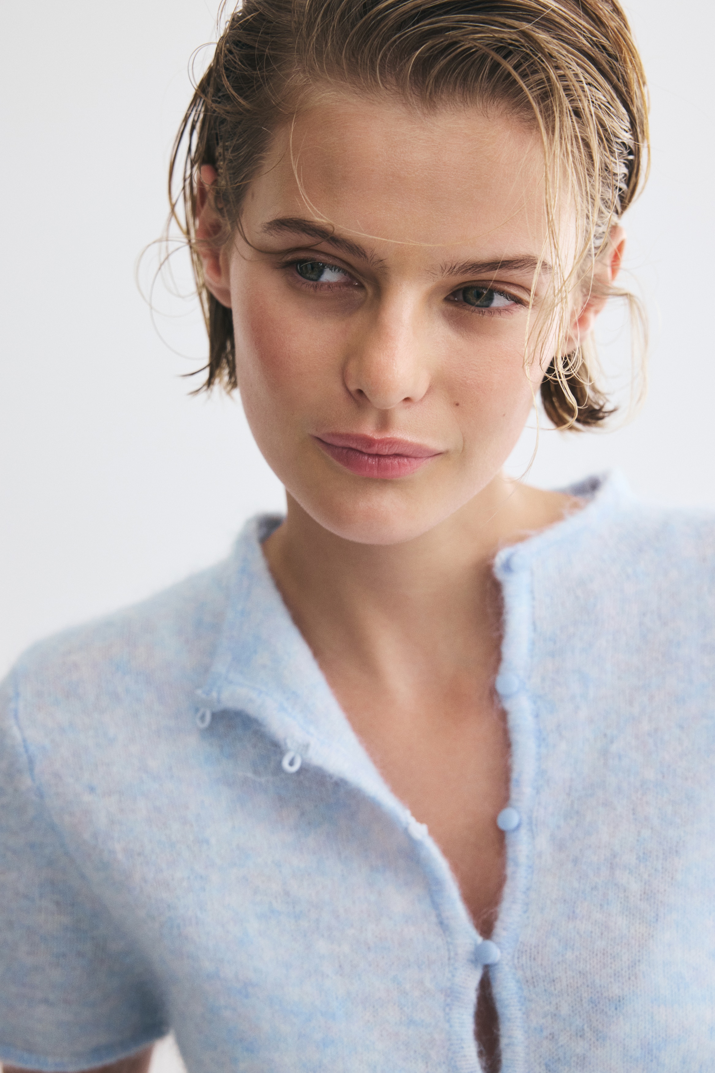 Cardigan a maniche corte in maglia fineModello