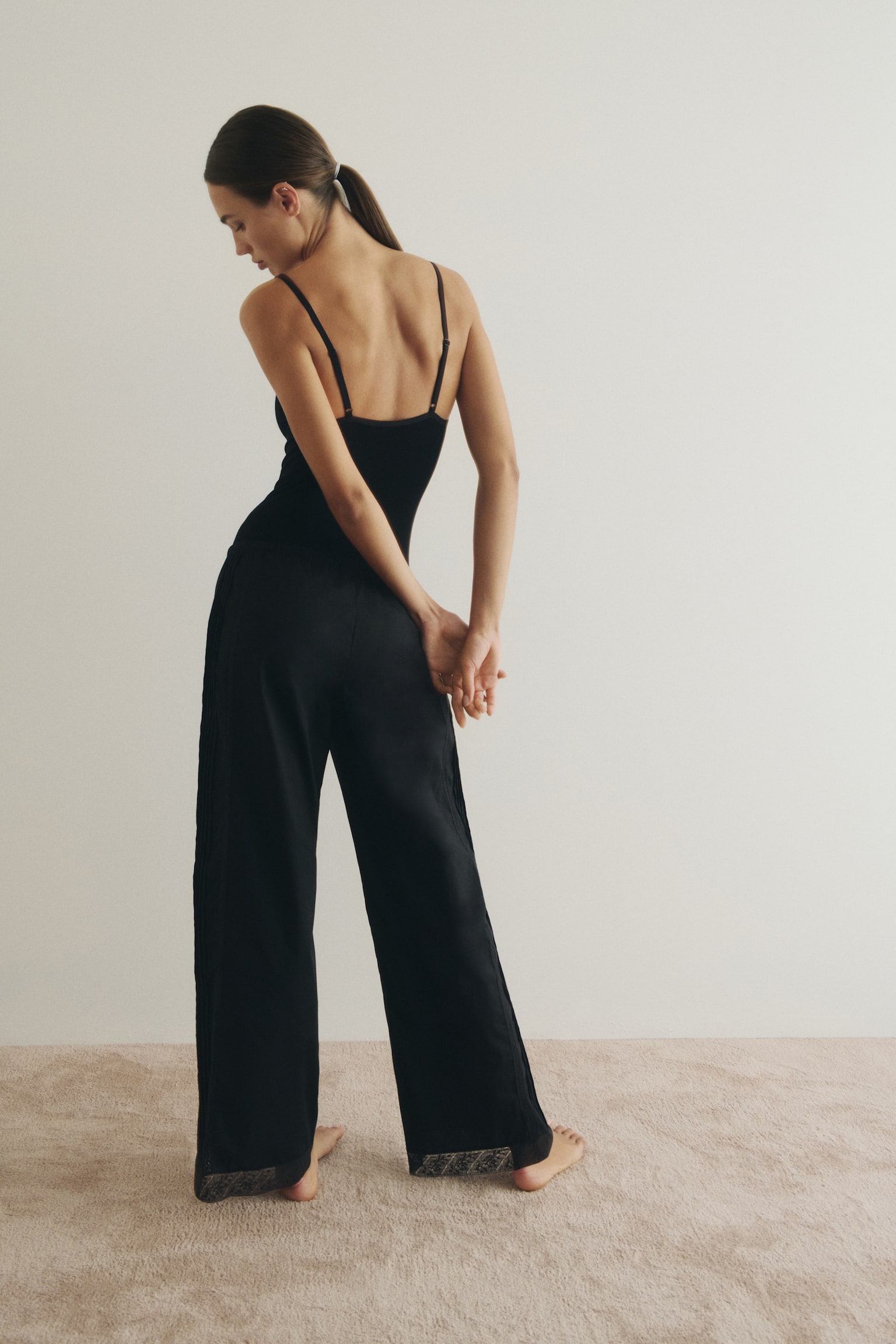 מכנסיים עם שרוך קשירה וסיומת תחרה - שחור/ורוד פודרה - 3