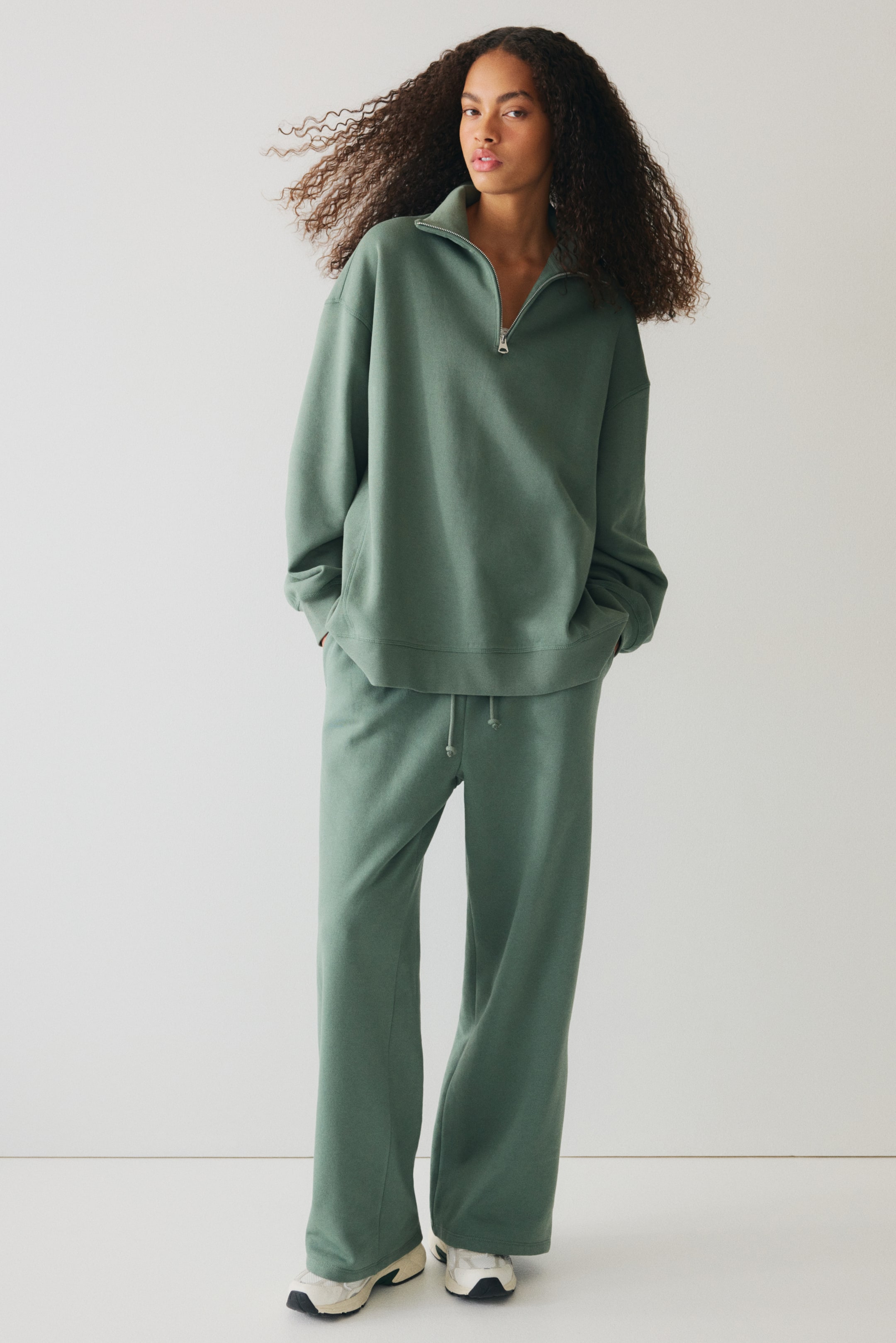 Ingrandisci l'immagine: Joggers ampi - Verde smeraldo polvere - DONNA | H&M CH 3