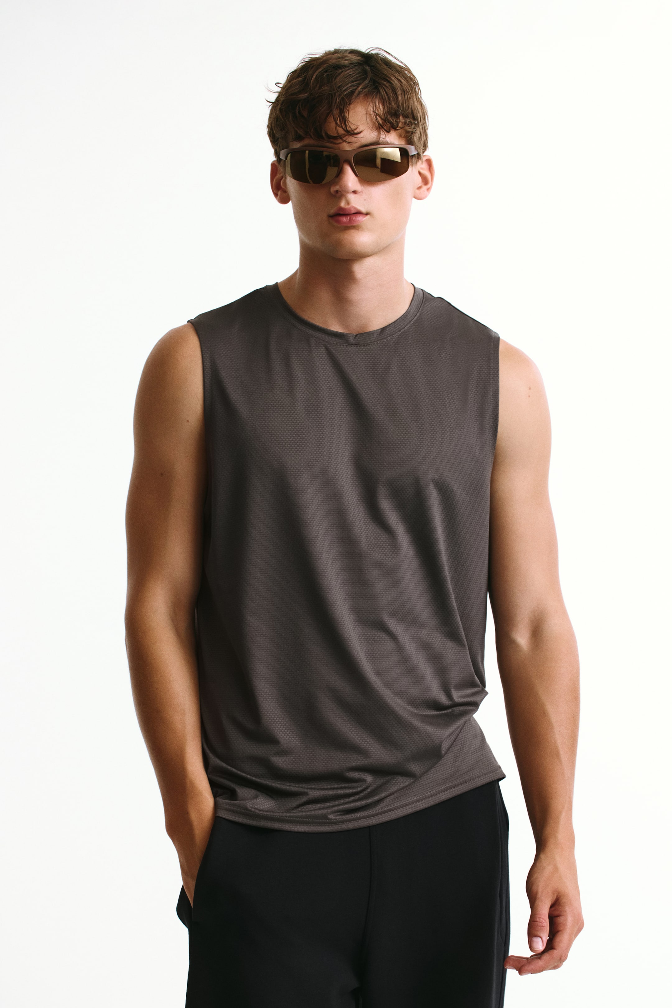 Xem ảnh lớn hơn: Áo ba lỗ thể thao vải DryMove™ Regular Fit - Màu be hồng - Men | H&M VN 1