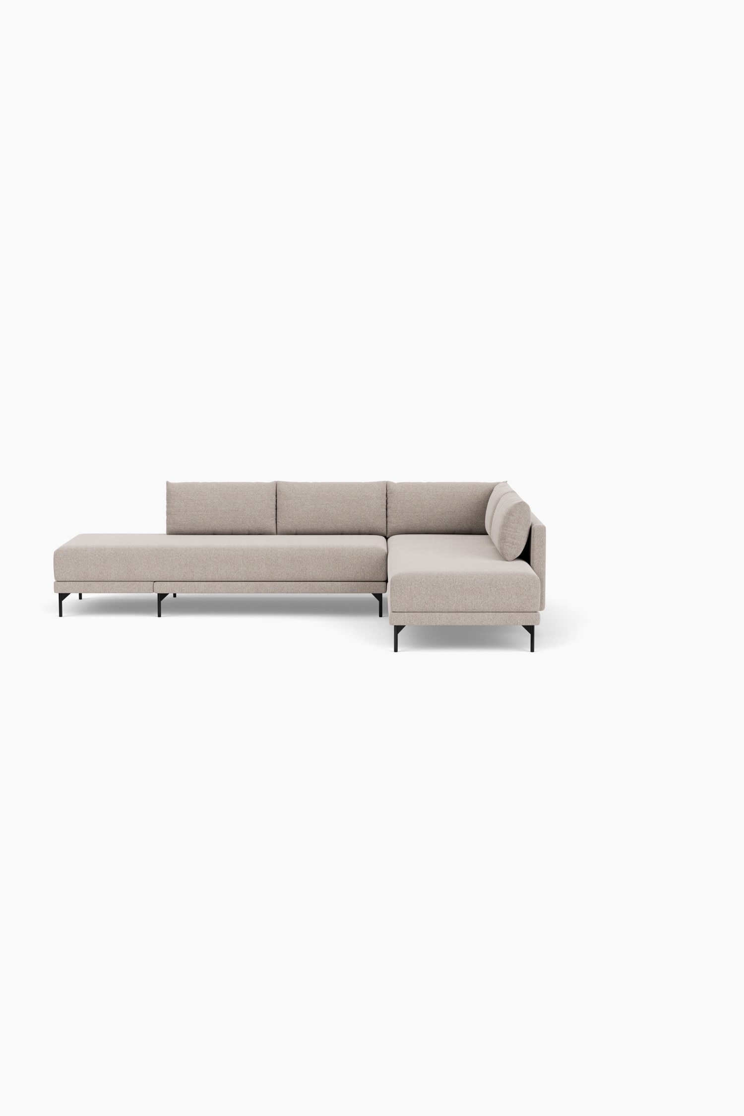 Un canapÃ© sectionnel en tissu texturÃ© beige avec mÃ©ridienne orientÃ©e Ã  droite repose sur de fines pieds en mÃ©tal noir, avec des coussins dÃ©coratifs carrÃ©s assortis. Une couverture rayÃ©e pÃªche et blanche est drapÃ©e sur lâangle de la mÃ©ridienne, tandis que deux poufs cylindriques rembourrÃ©s assortis sont placÃ©s Ã  proximitÃ©.