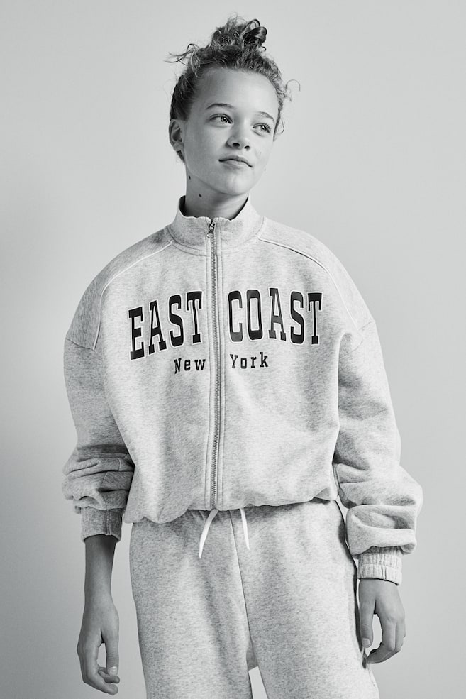 Træningsjakke i sweatshirtkvalitet med trykt motiv - Lysegrå/East Coast - 1