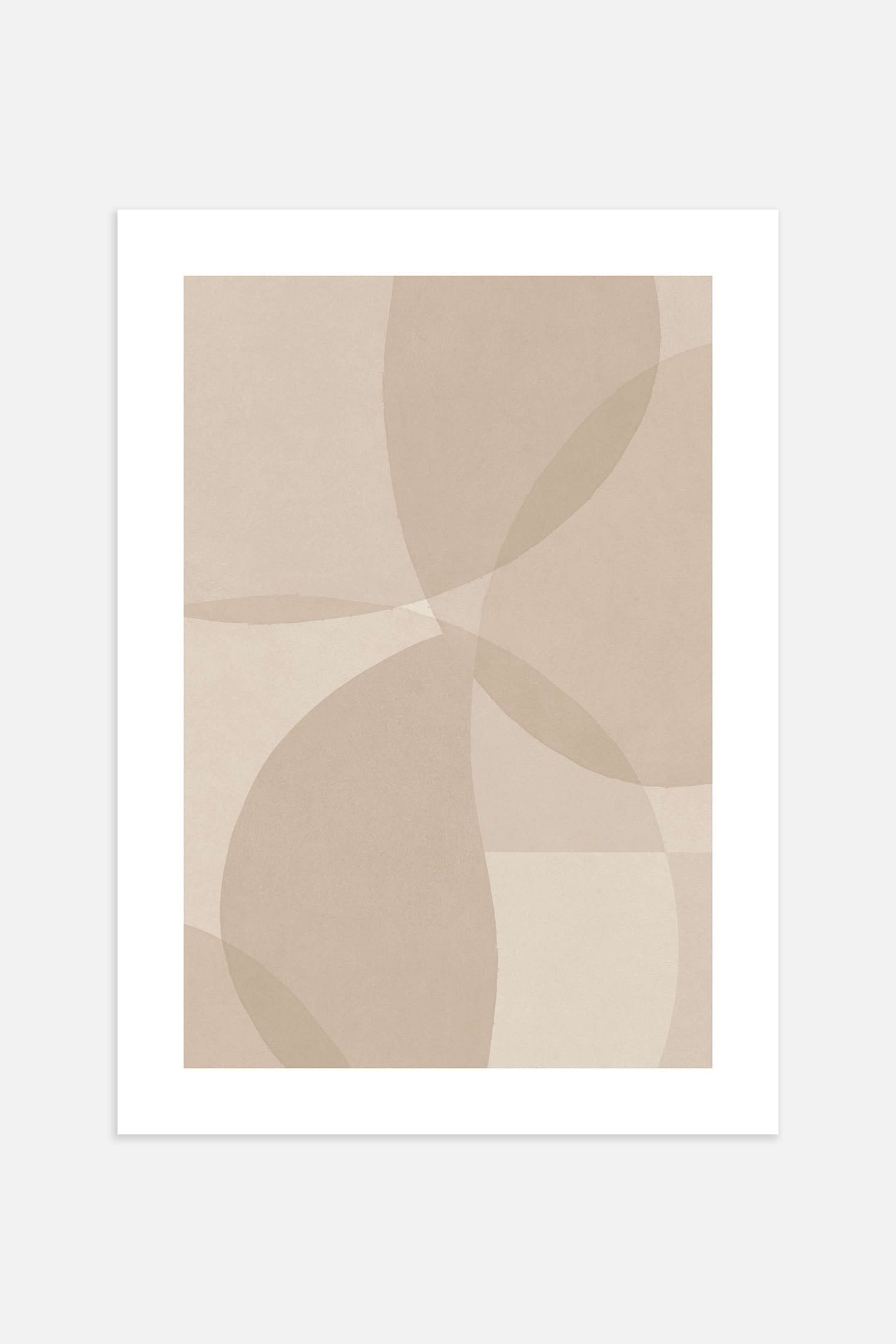 Größeres Bild anzeigen: Ein Kunstdruck zeigt abstrakte, sich überlappende kreisförmige und geschwungene geometrische Formen in verschiedenen neutralen Beige- und Brauntönen. Diese Formen erzeugen ein transluzentes, geschichtetes Erscheinungsbild, und das Kunstwerk ist von einem breiten weißen Rand umgeben.
