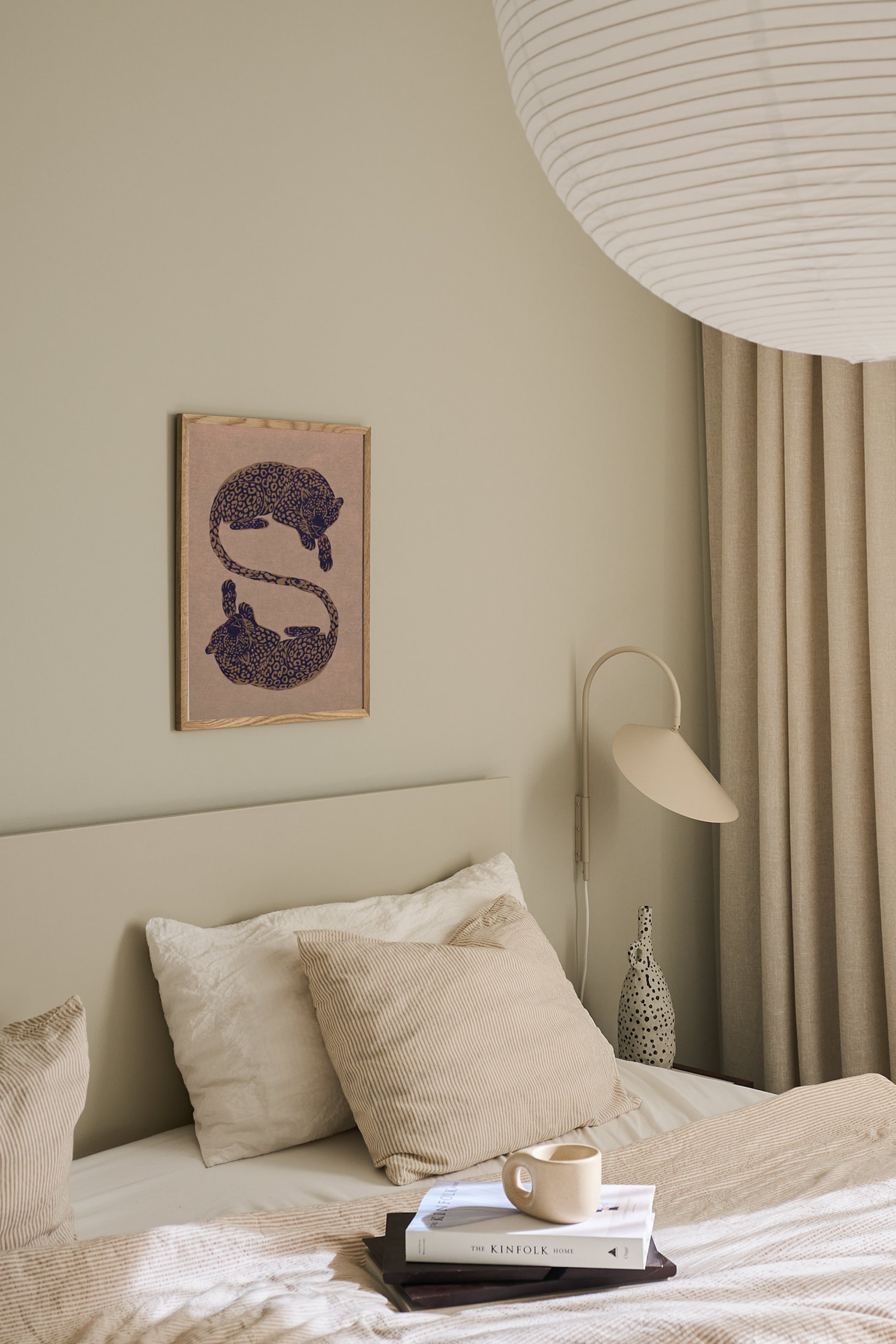 Se større billede: Et lodret orienteret kunsttryk, indrammet i en lys eg-ramme, viser to stiliserede, mørkeblå leoparder med detaljerede pletter arrangeret i en "S"-form mod en afdæmpet mauve baggrund.