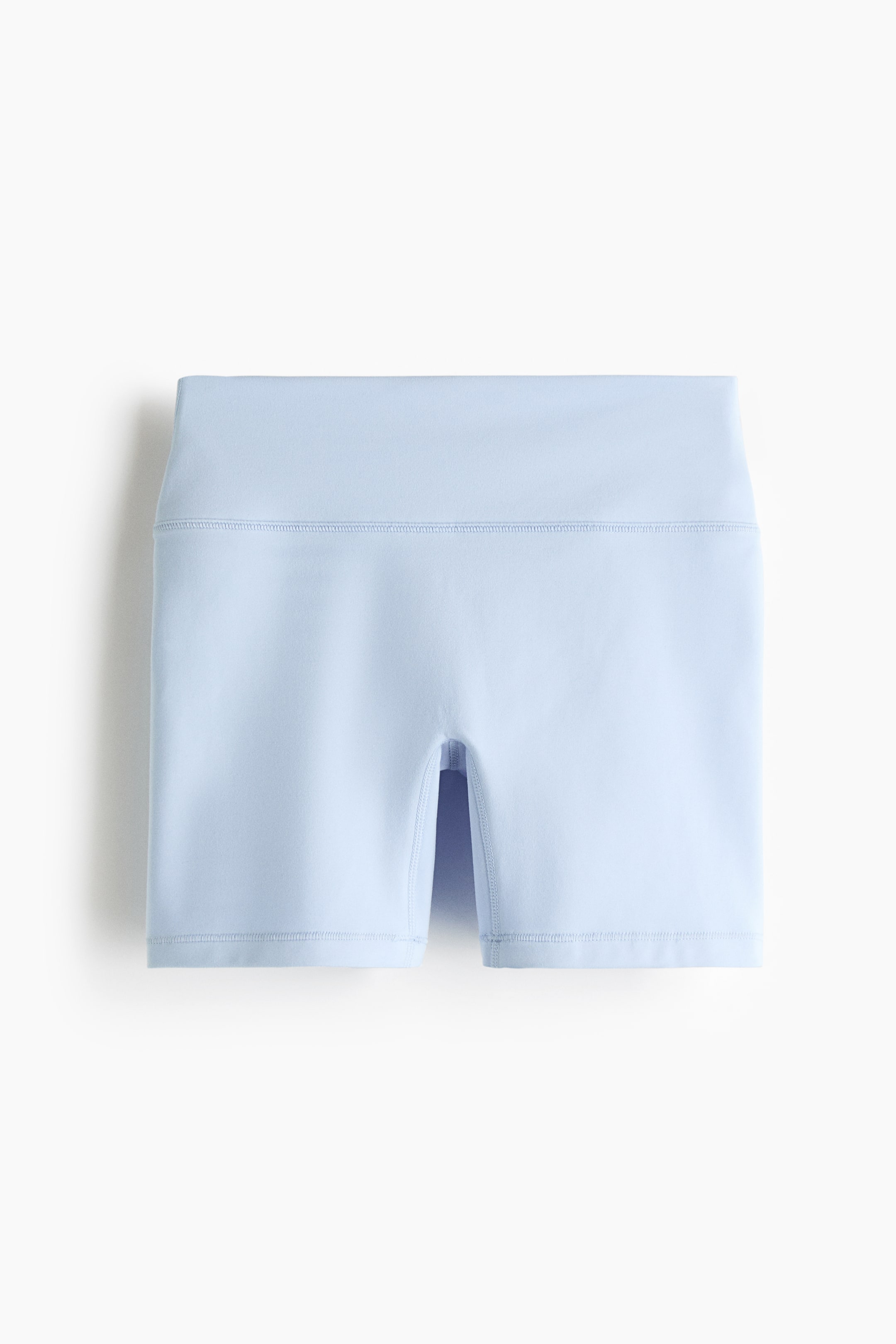 Zobacz większy obraz: Jasnoniebieskie sportowe szorty kolarskie prezentują wysoki stan z szerokim pasem, z widocznymi szwami wzdłuż wewnętrznych i zewnętrznych paneli nóg oraz obszyć, widziane od przodu.