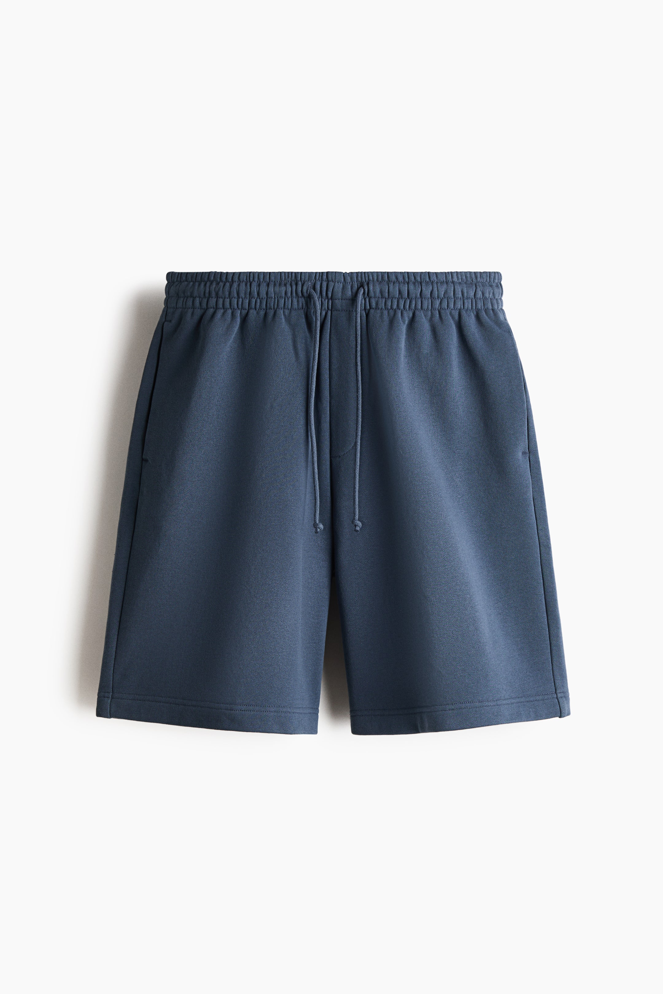 Größeres Bild anzeigen: Die schieferblauen Shorts verfügen über einen elastischen Bund mit einer sichtbaren Kordelzug an der Vorderseite. Sie bieten zwei vertikale Seitentaschen und einen geraden Saum, was für eine entspannte Passform sorgt.