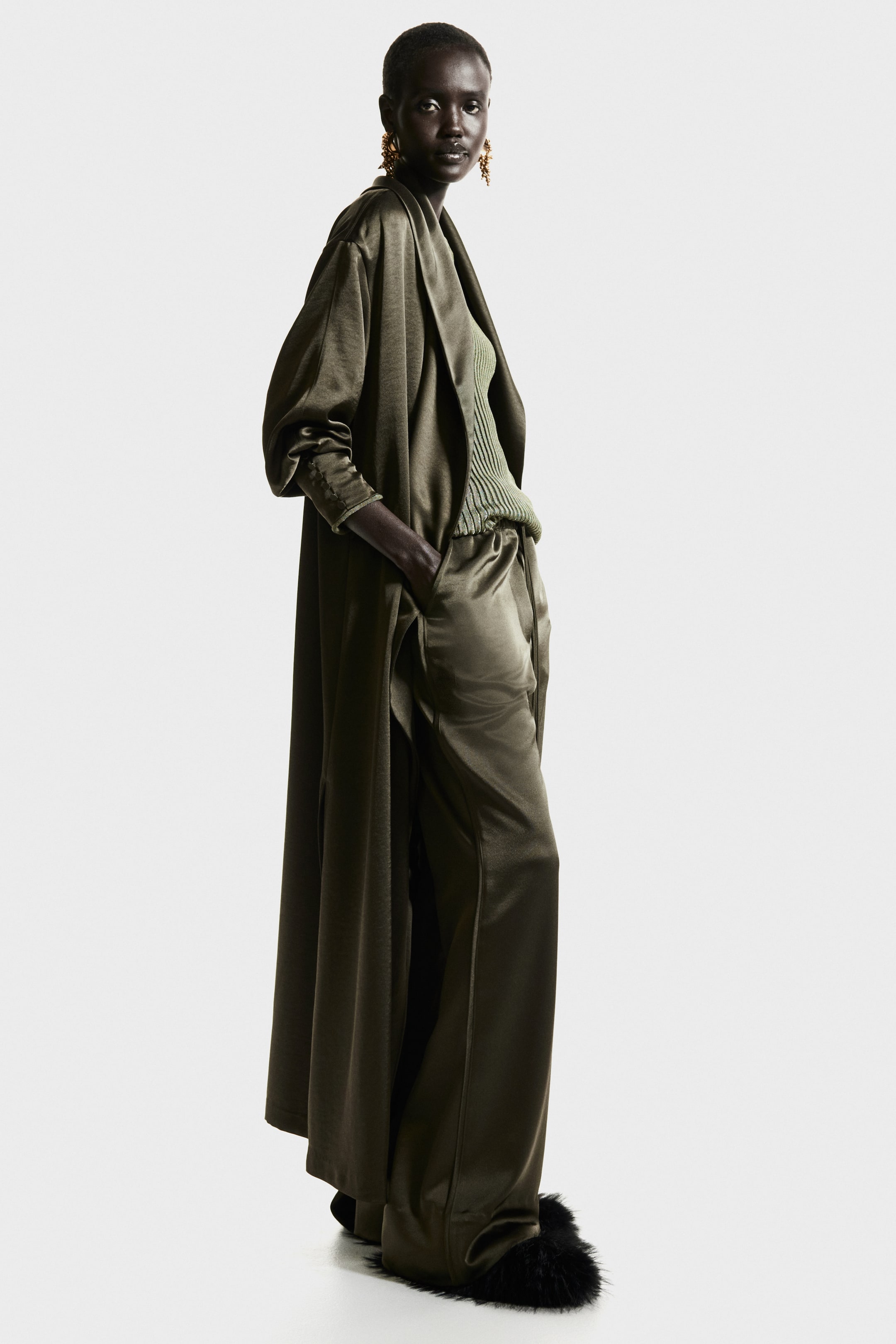 Visualizza immagine più grande: Pantaloni svasati in satin - Verde scuro | H&M IT 3