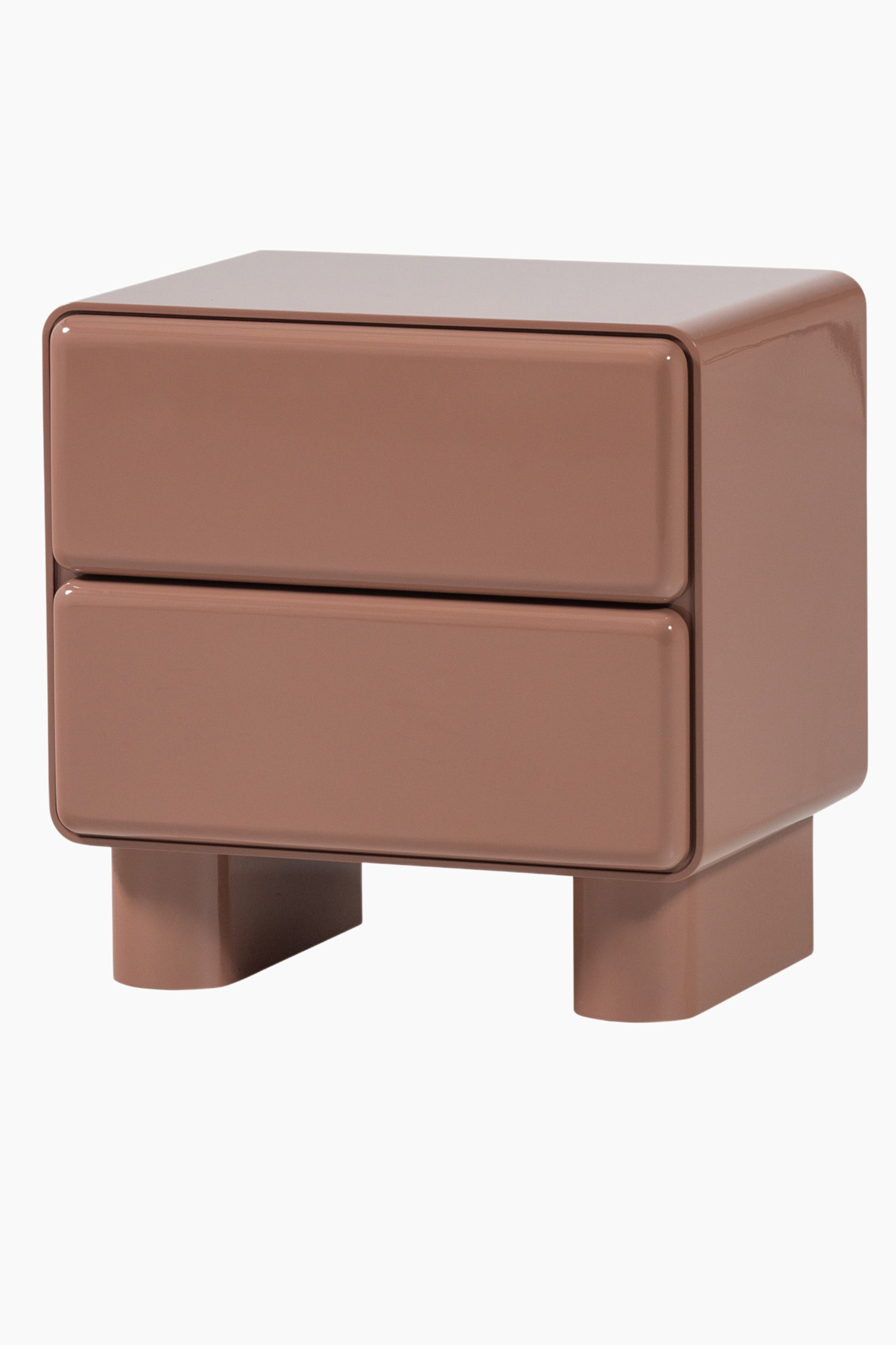Agrandir l'image: Une table de chevet marron terre cuite est présentée de face et sur le côté droit, avec un corps aux coins arrondis, deux tiroirs empilés avec des façades encastrées et quatre pieds courts en blocs arrondis.