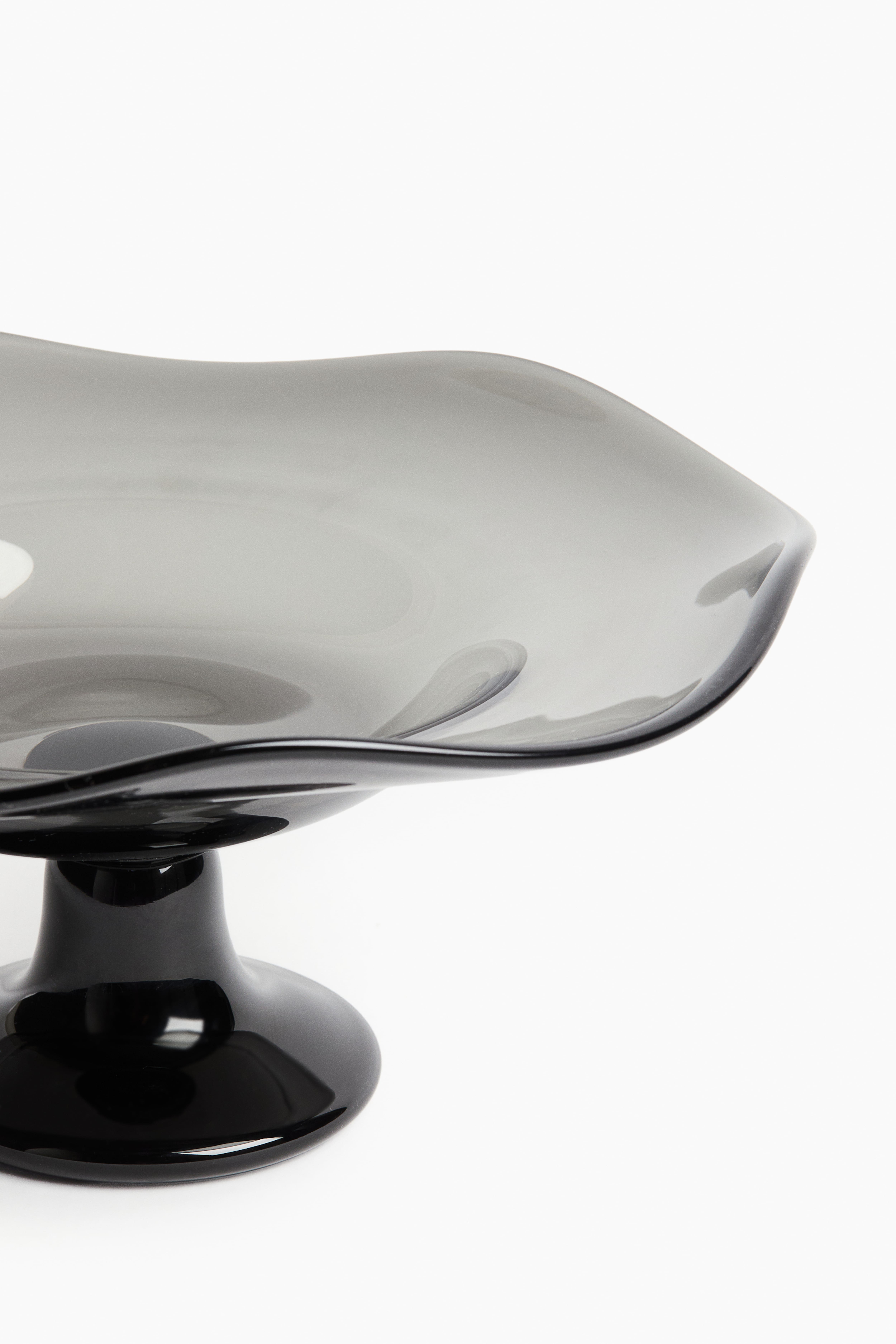 Assiette de service irrégulière sur pied en verre