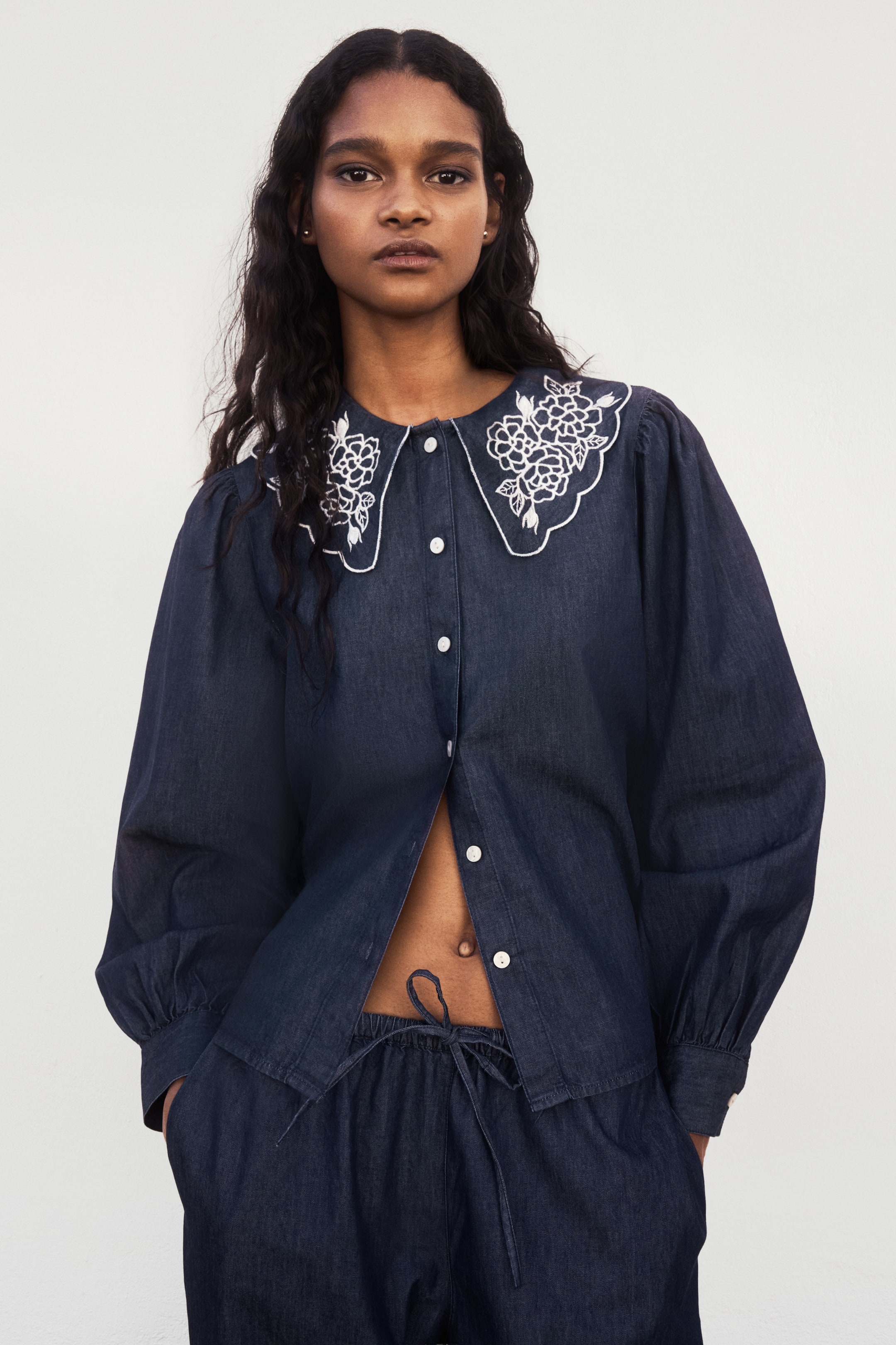 Женские блузки H&M Embroidered-Collar Denim Blouse — фото 6