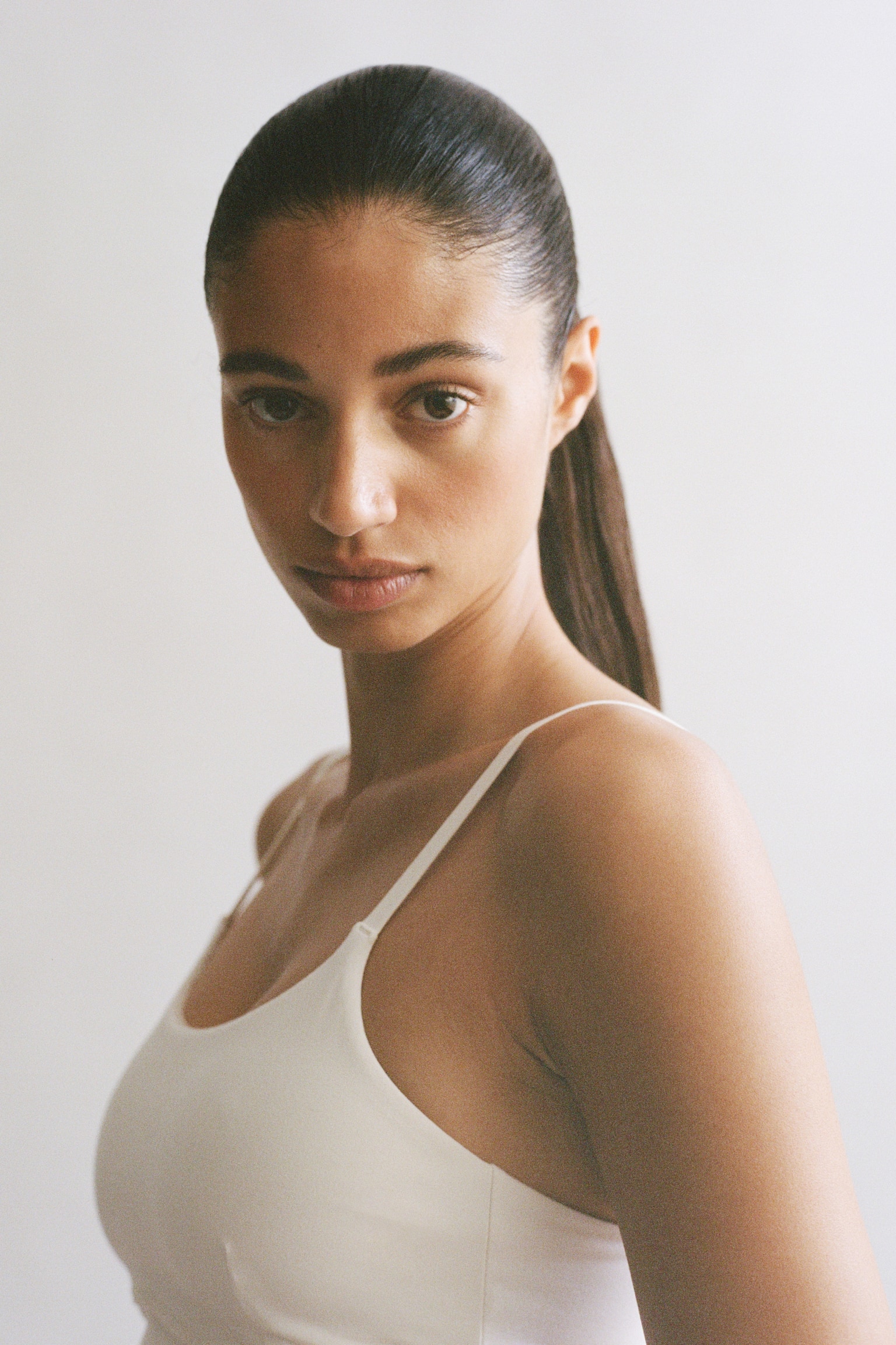 Integral-bra sports strappy top with SoftMove™ - Ivory/Warm brown - 1