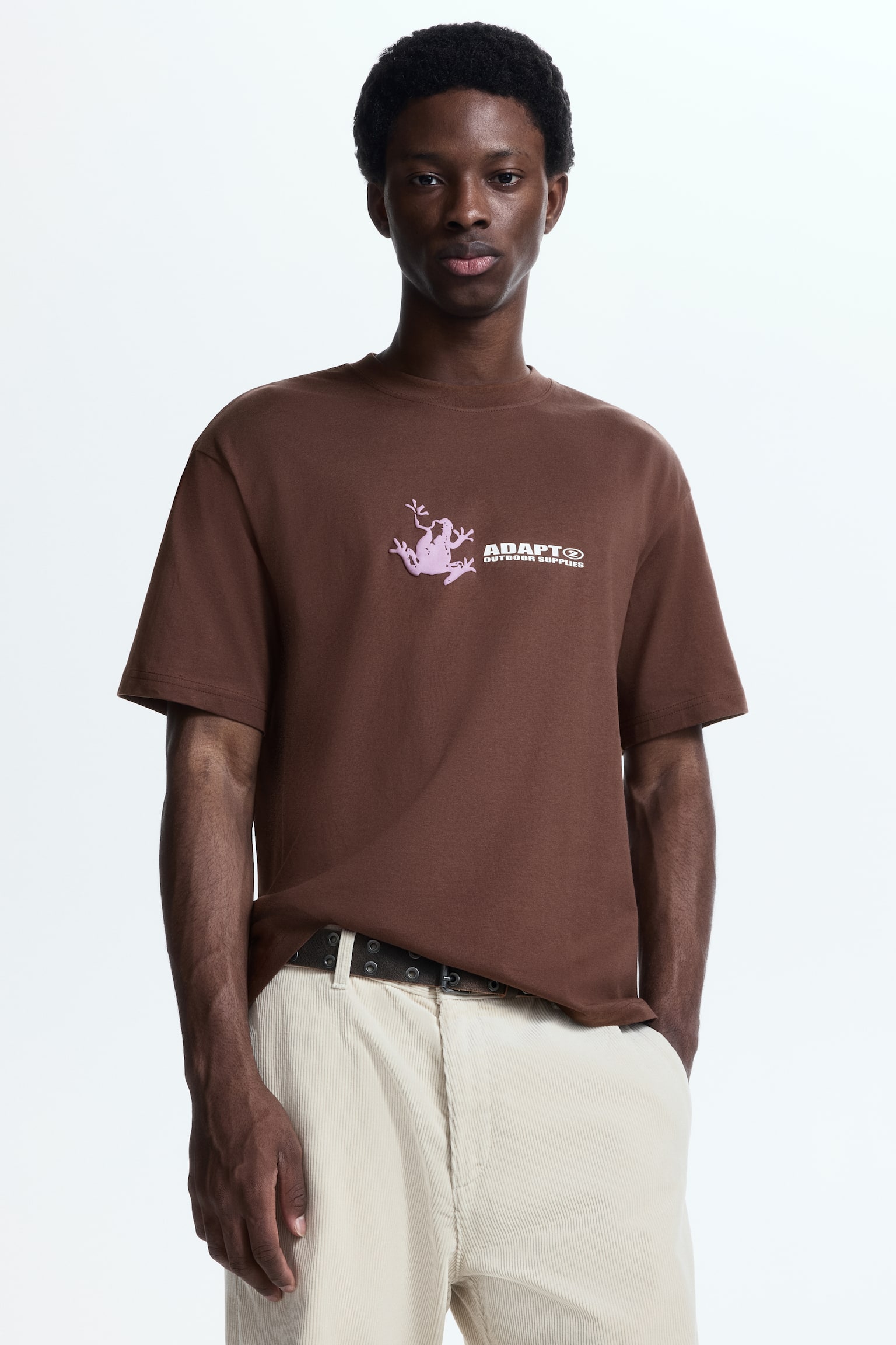 Nyomott mintás póló Loose Fit - Barna/Adapt/Fekete/Lost Time/Világoskék/Wickford Hills/Barna/Street hoops/Fehér/Next level ready/Türkiz/Emotional currents/Szilvakék/Handle With Care/Tengerészkék/Carmine LTD/Szilvalila/Orchards bookstore/Zsályazöld/Angel Ridge/Kék/Not All Things Lost/Fehér/Watch party/Világoskék/Wasted Potential/Fehér/Synthesis - 2