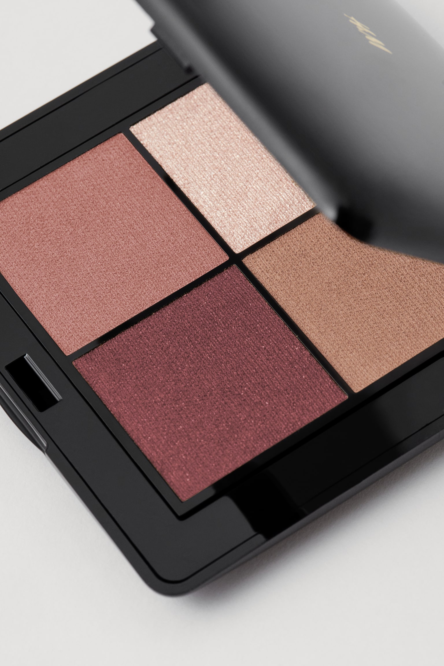 Eye shadow quad - Heart and Soul/Feeling Peach/Rock Me/Dreams come Ecru/Box of Chocs/Nice Mauves/Earthly Desires - 3