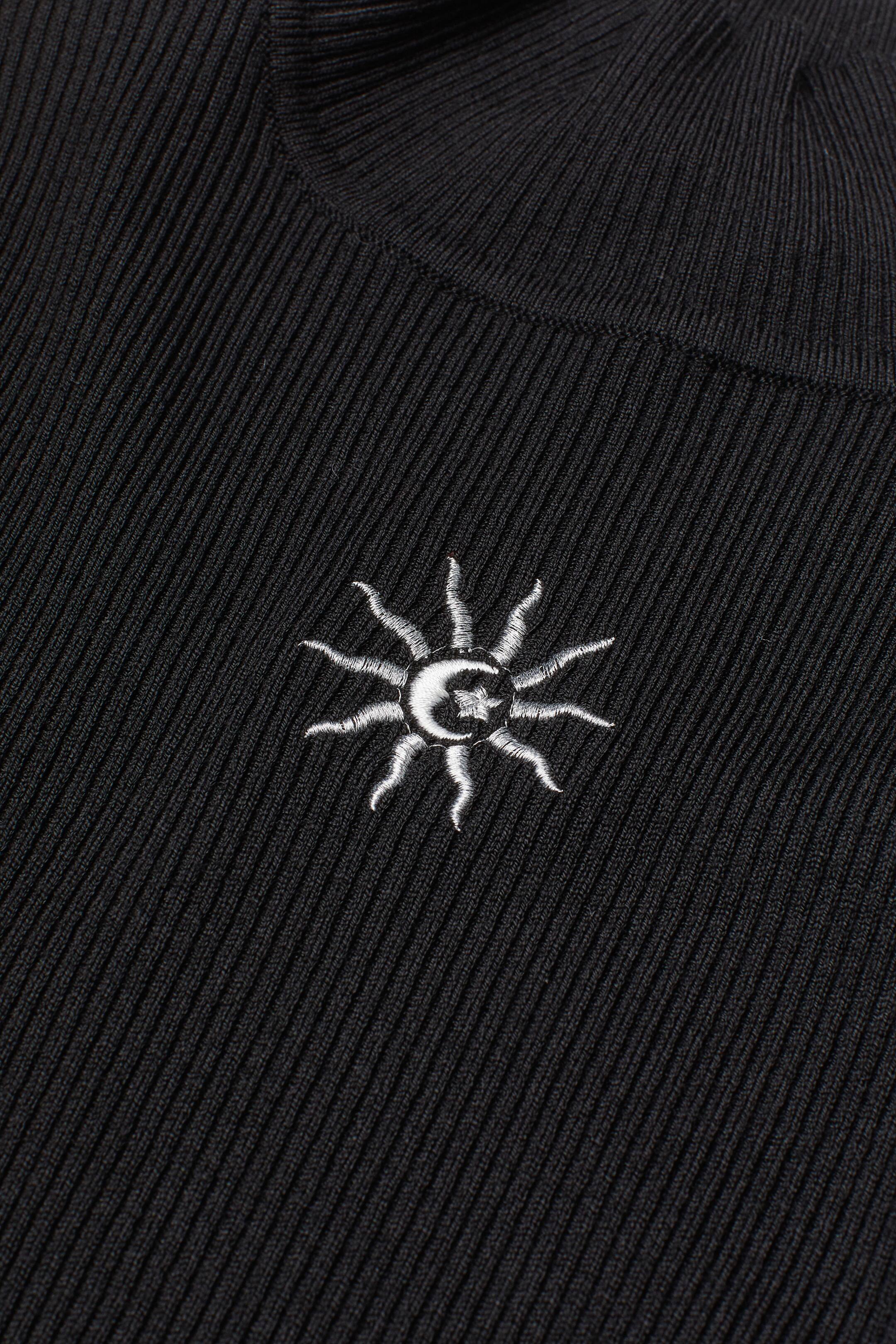 拡大画像を表示: フィットハイネックセーター - ブラック／刺繍 - レディース | H&M JP 2