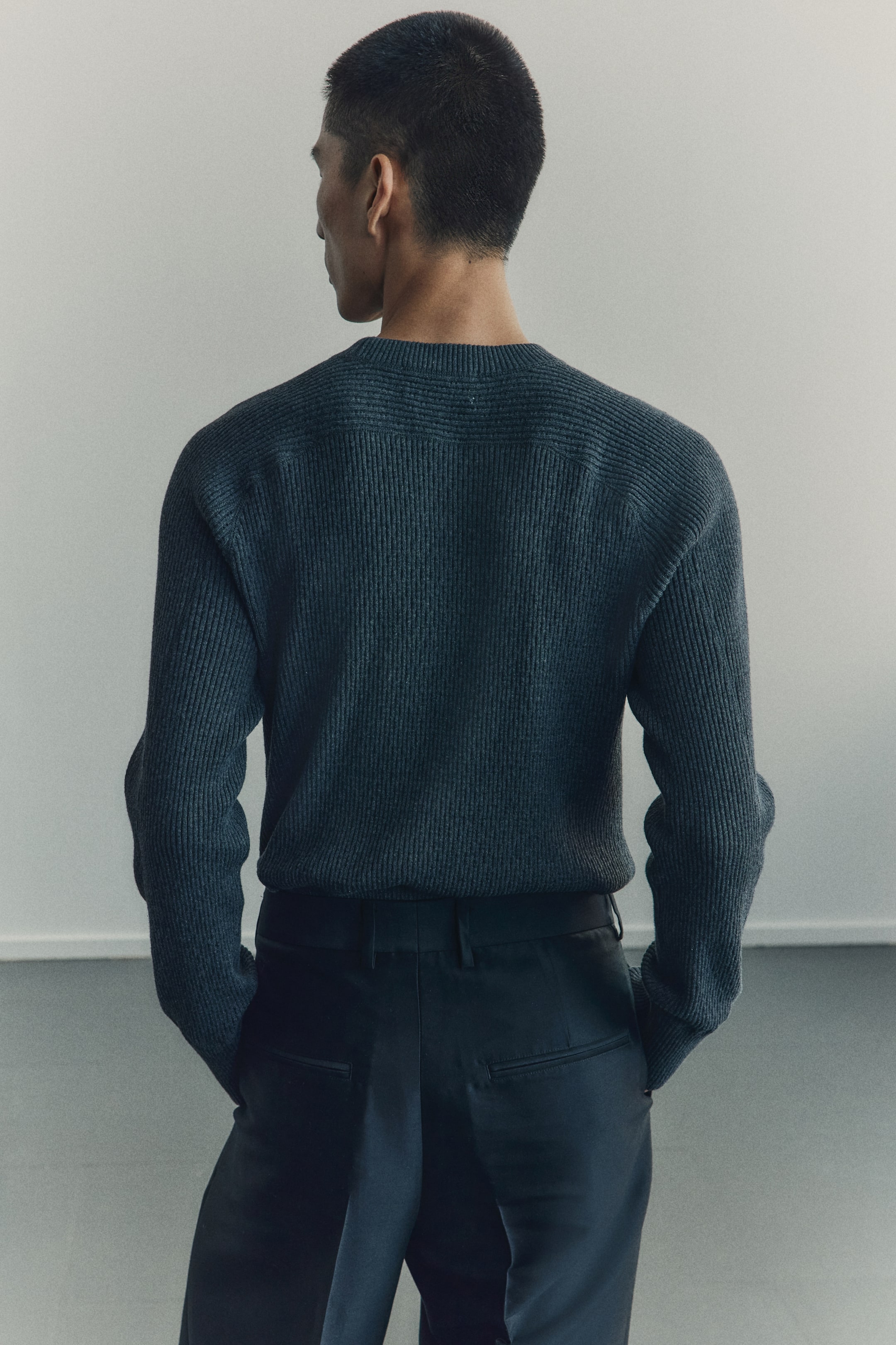 Größeres Bild anzeigen: Rippstrickpullover aus Baumwolle in Regular Fit - Dunkelgrau - Men | H&M AT 4
