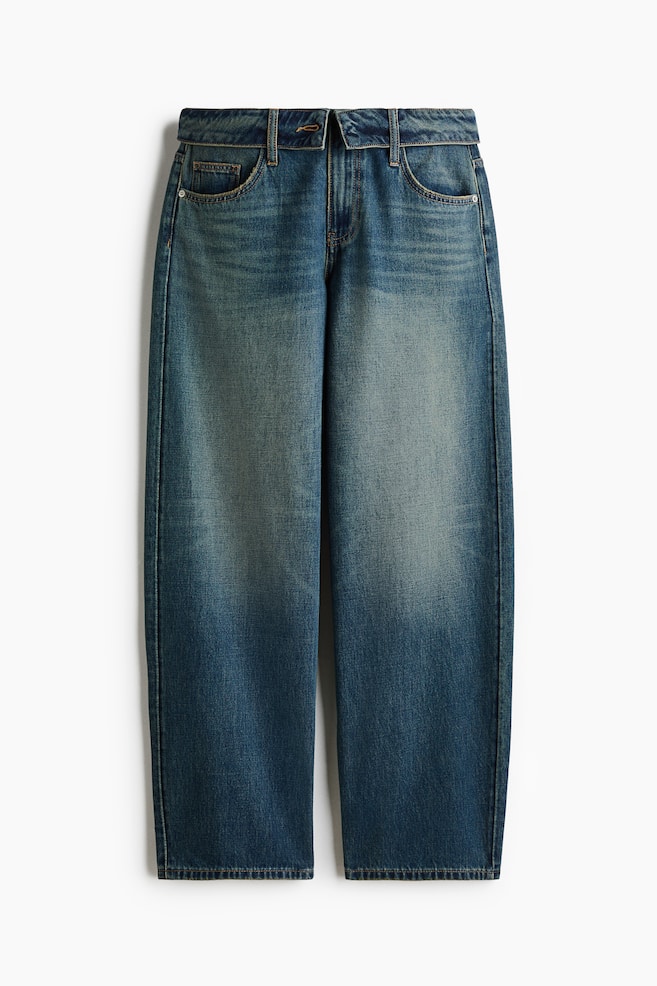 Une paire de jeans en denim Ã  dÃ©lavage moyen est prÃ©sentÃ©e de face, avec une coupe droite dÃ©contractÃ©e et une taille Ã  double Ã©paisseur unique avec passants de ceinture. Les jeans affichent un dÃ©lavage dÃ©gradÃ© au niveau des cuisses, un style classique Ã  cinq poches et des surpiqÃ»res contrastantes. - 1
