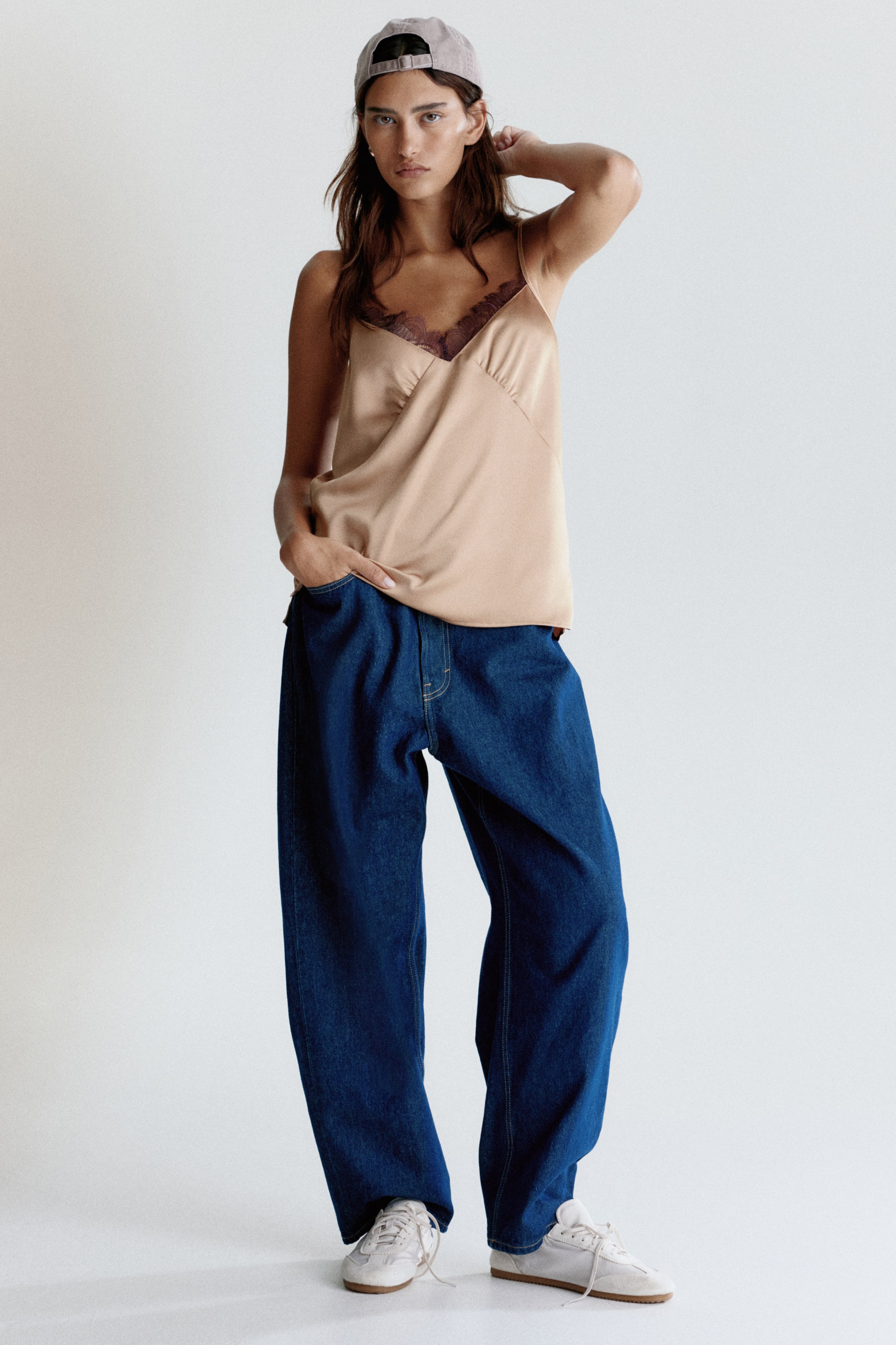 Ampliar la imagen: Top de satín con borde de encaje - Beige - Ladies | H&M MX 1