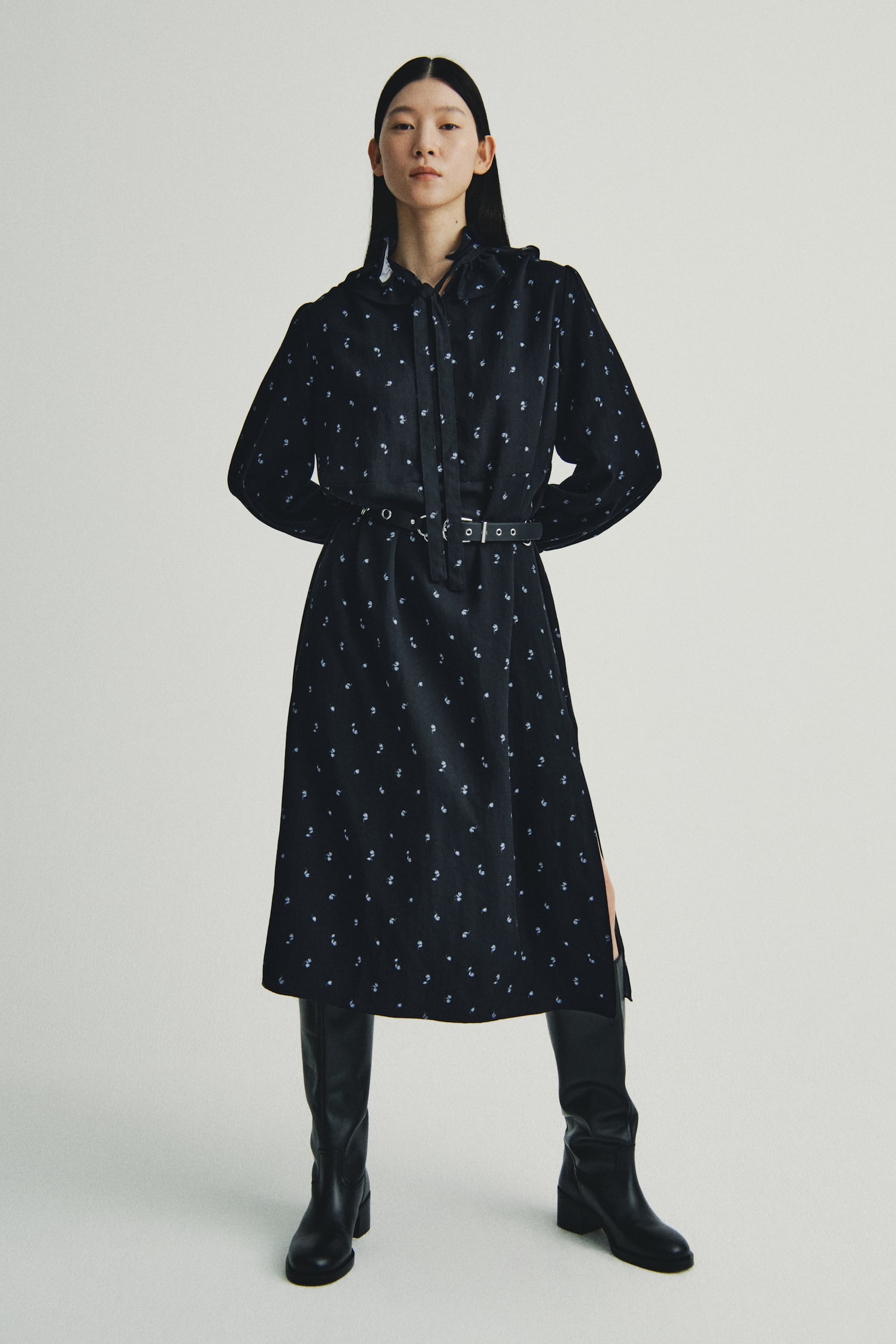 Váy cổ diềm nhún - Màu đen/Hoa - 2