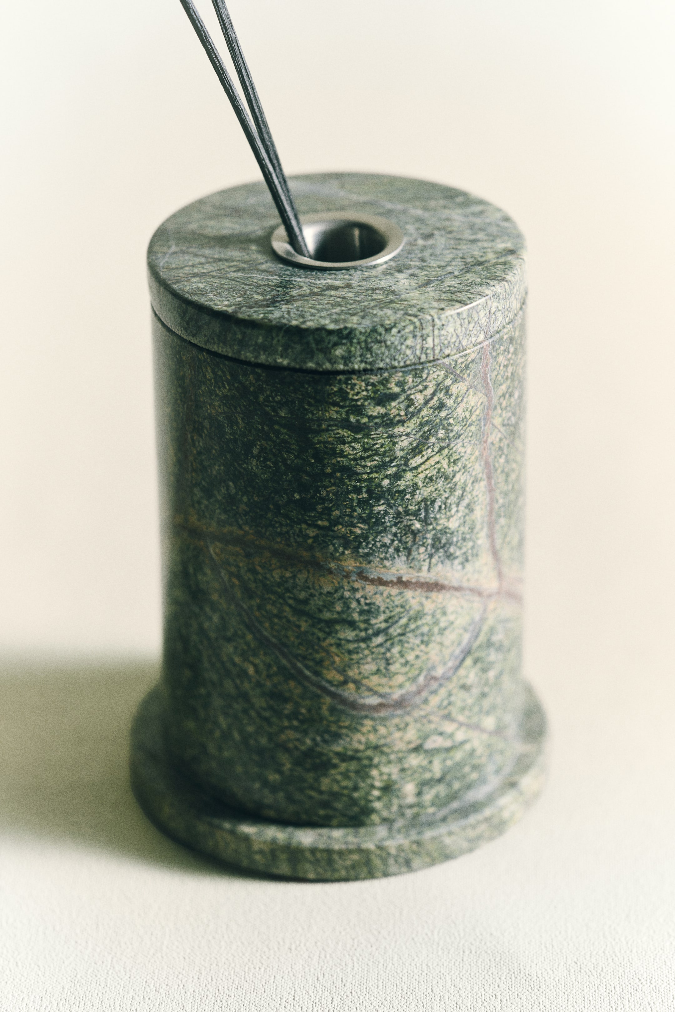 Visa större bild: Marmorbehållare för doftspridare - Dark green/Marbled - Home All | H&M SE 1