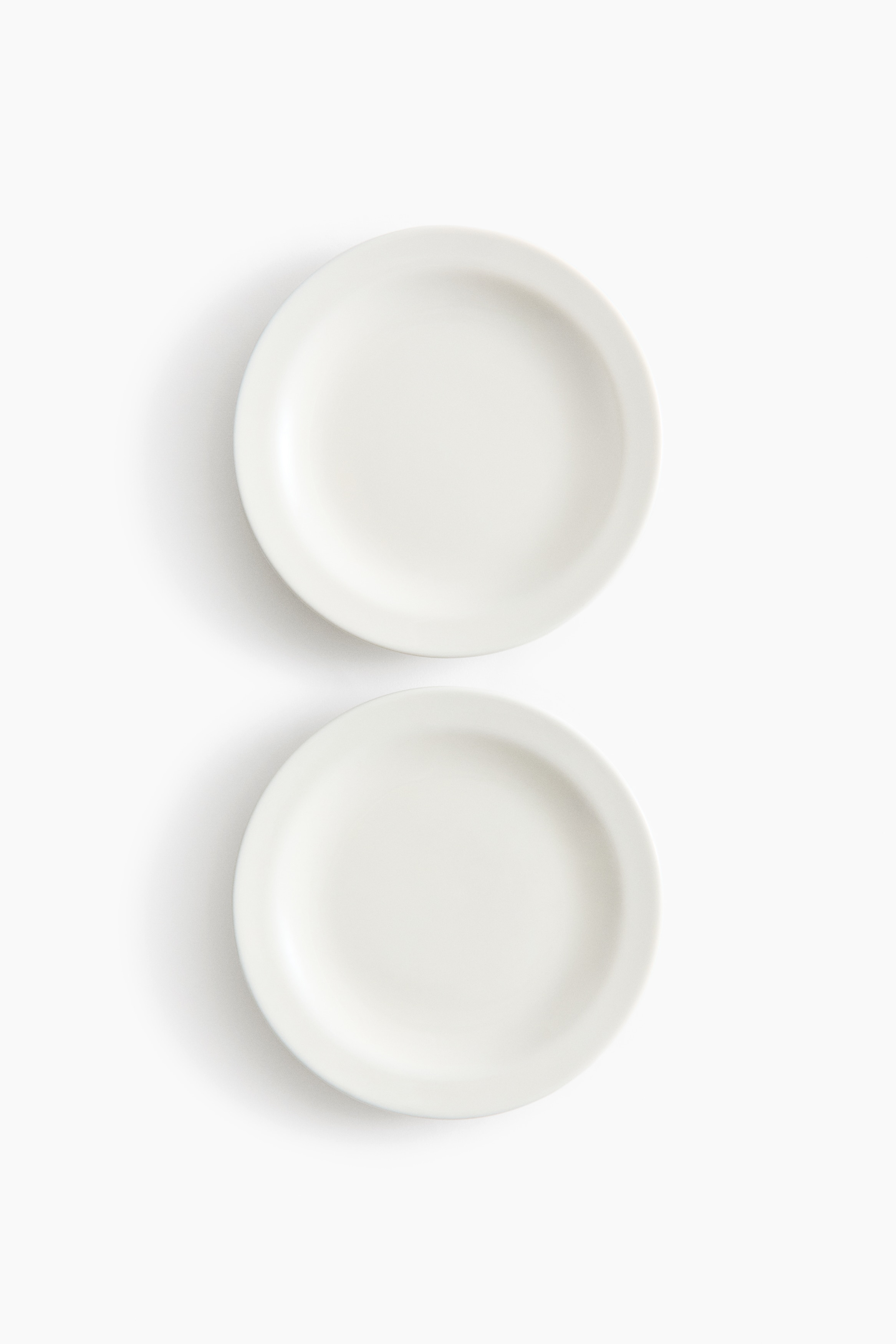 Lot de 2 petites assiettes en porcelaine