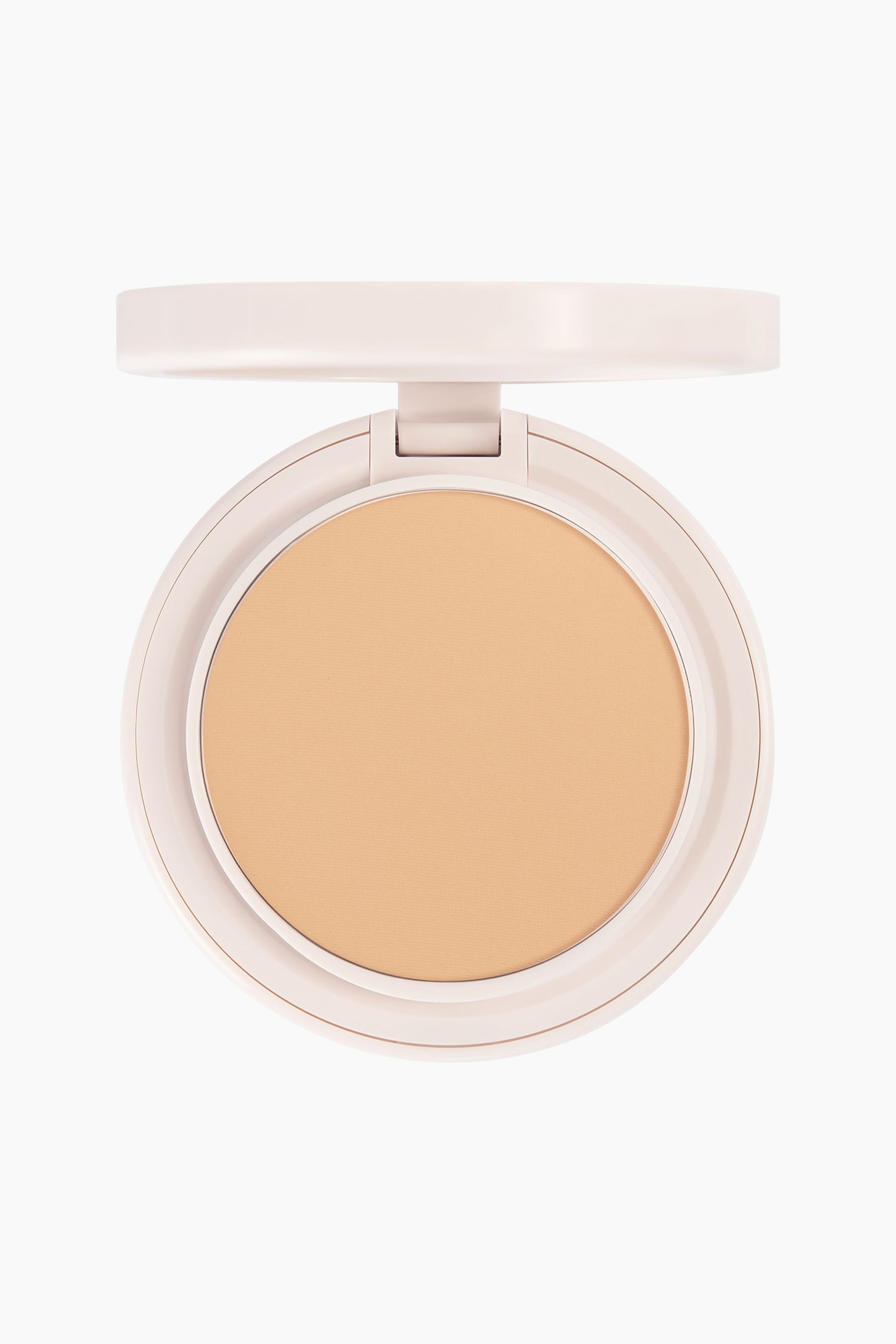 Se større billede: Natural Blur Powder Foundation præsenteres i et åbent, rundt, lyserødt pudderdåseetui set forfra. Det åbne etui viser en cirkulær pan med glat, beige presset pudder.