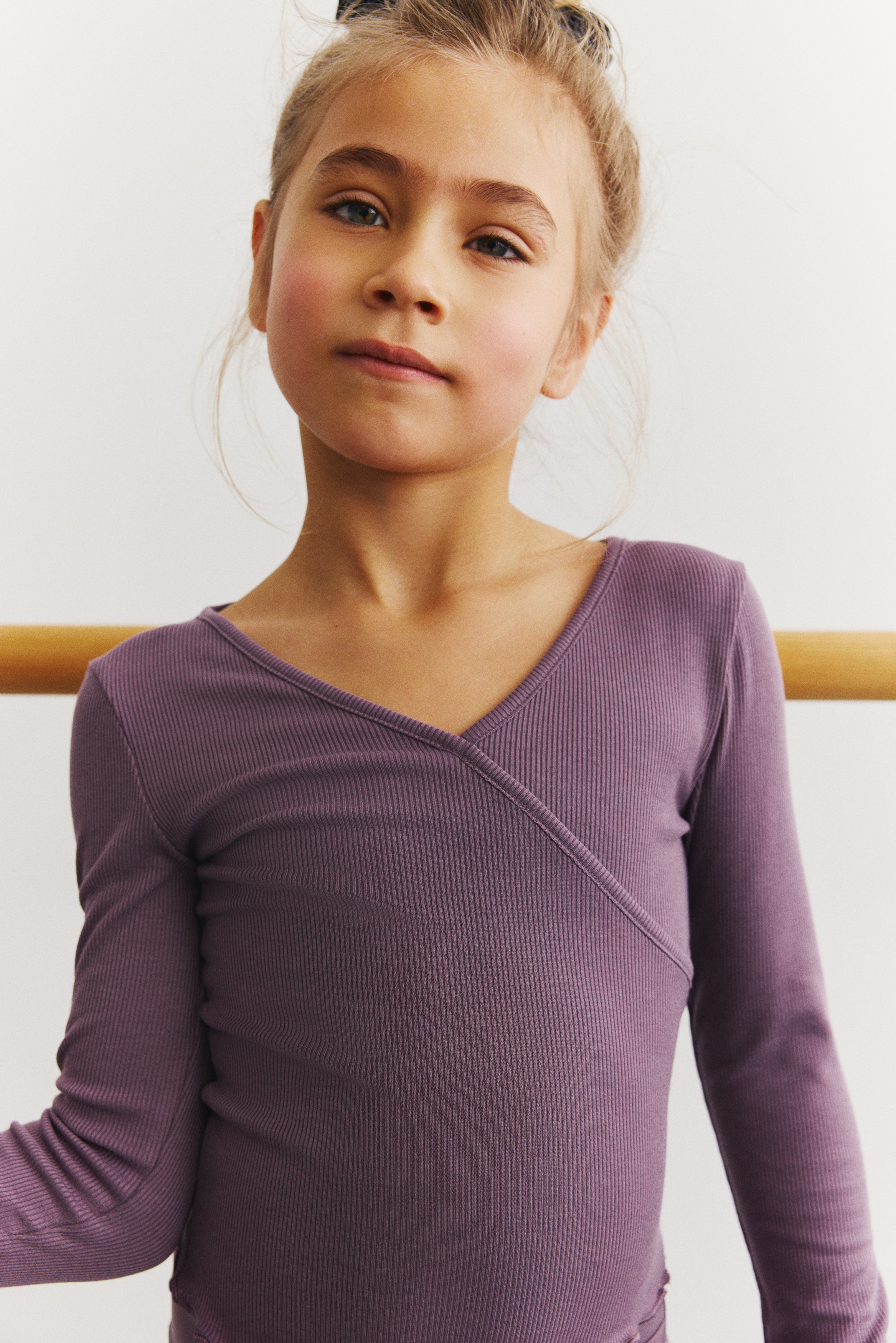 Træningstop med slå om-detalje - Støvet lilla/Creme/Lys rosa