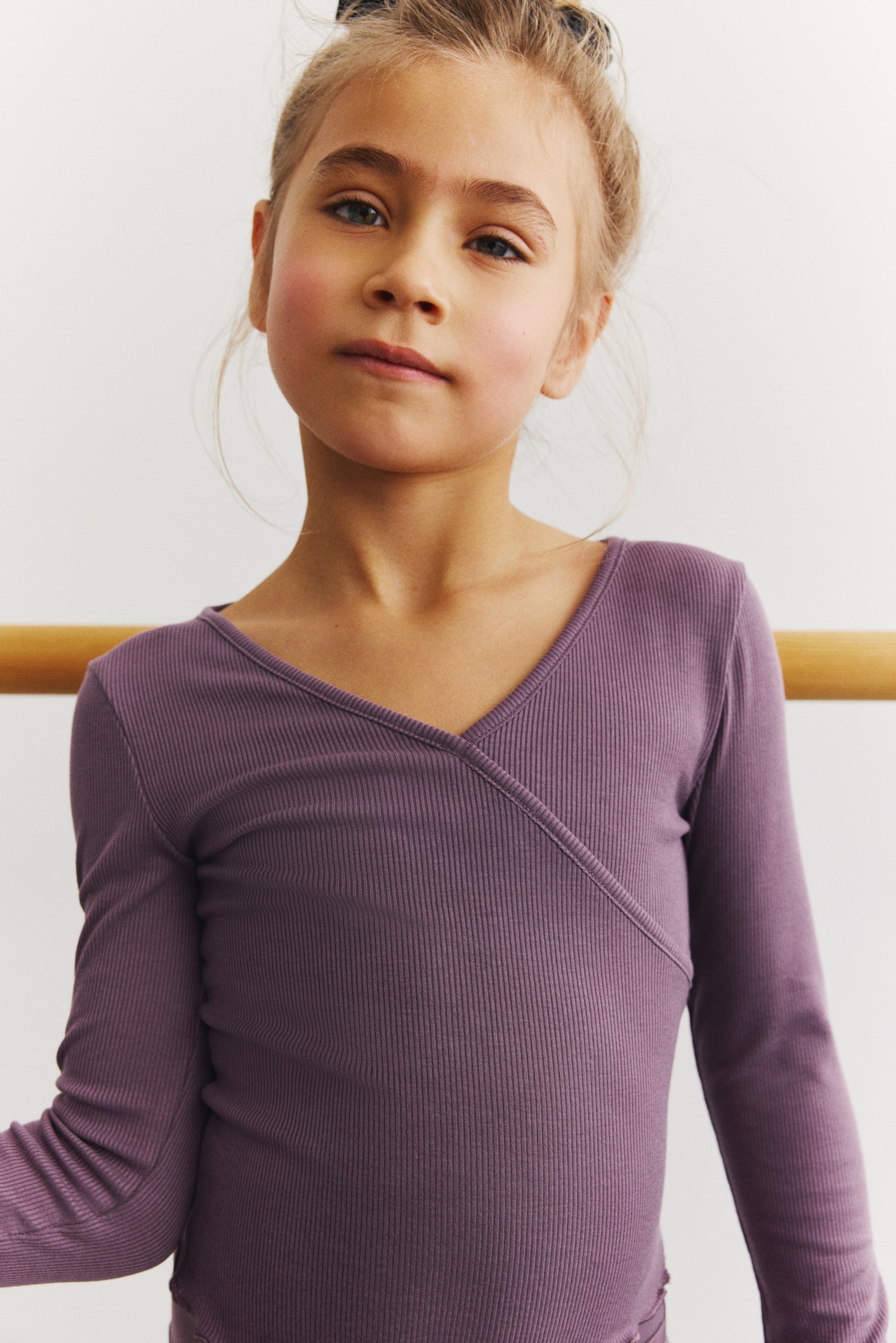 Top deportivo con diseño cruzado - Morado tenue/Crema/Rosa claro/Rosa - 2