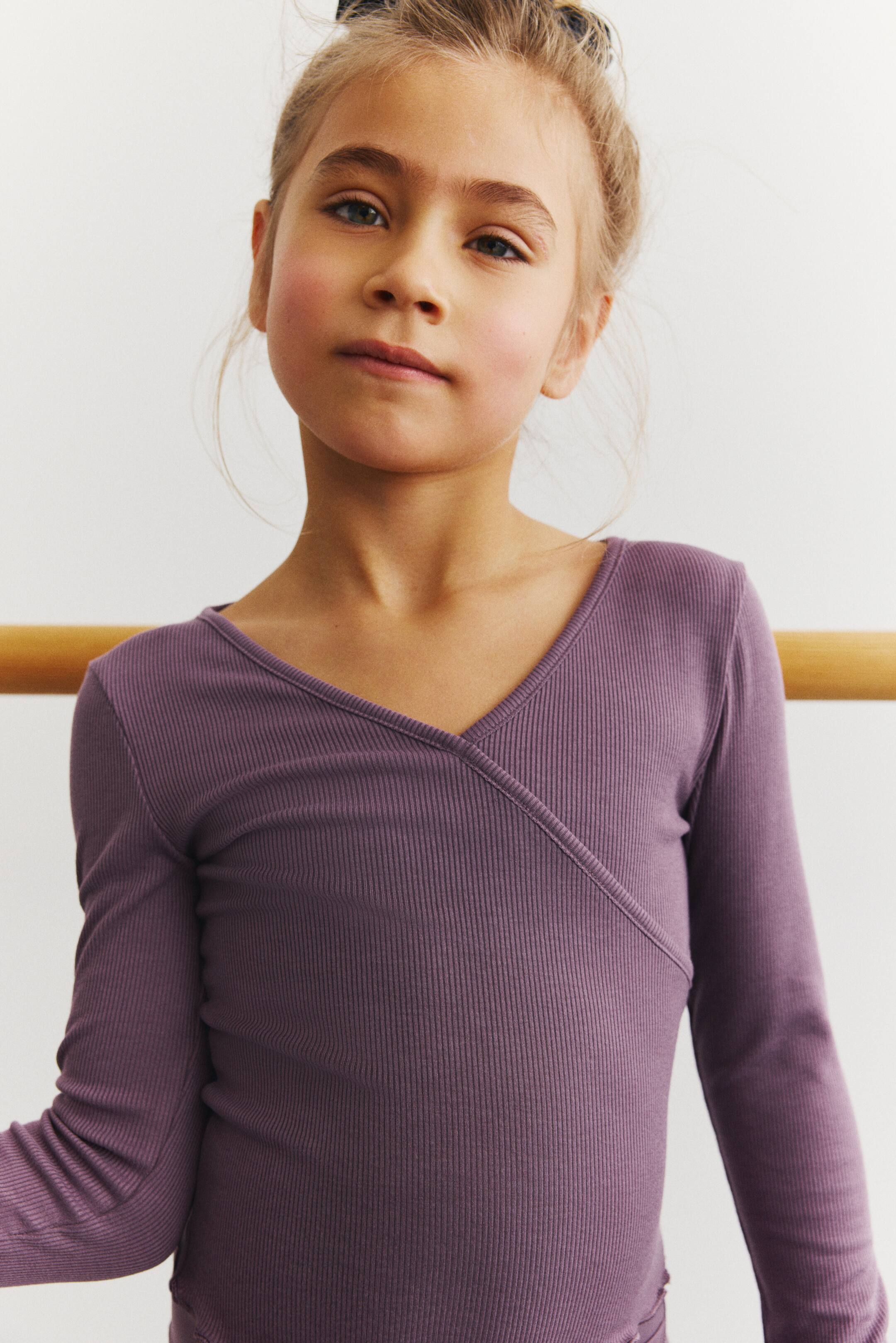 Ampliar la imagen: Top deportivo con diseño cruzado - Morado tenue - Kids | H&M MX 1