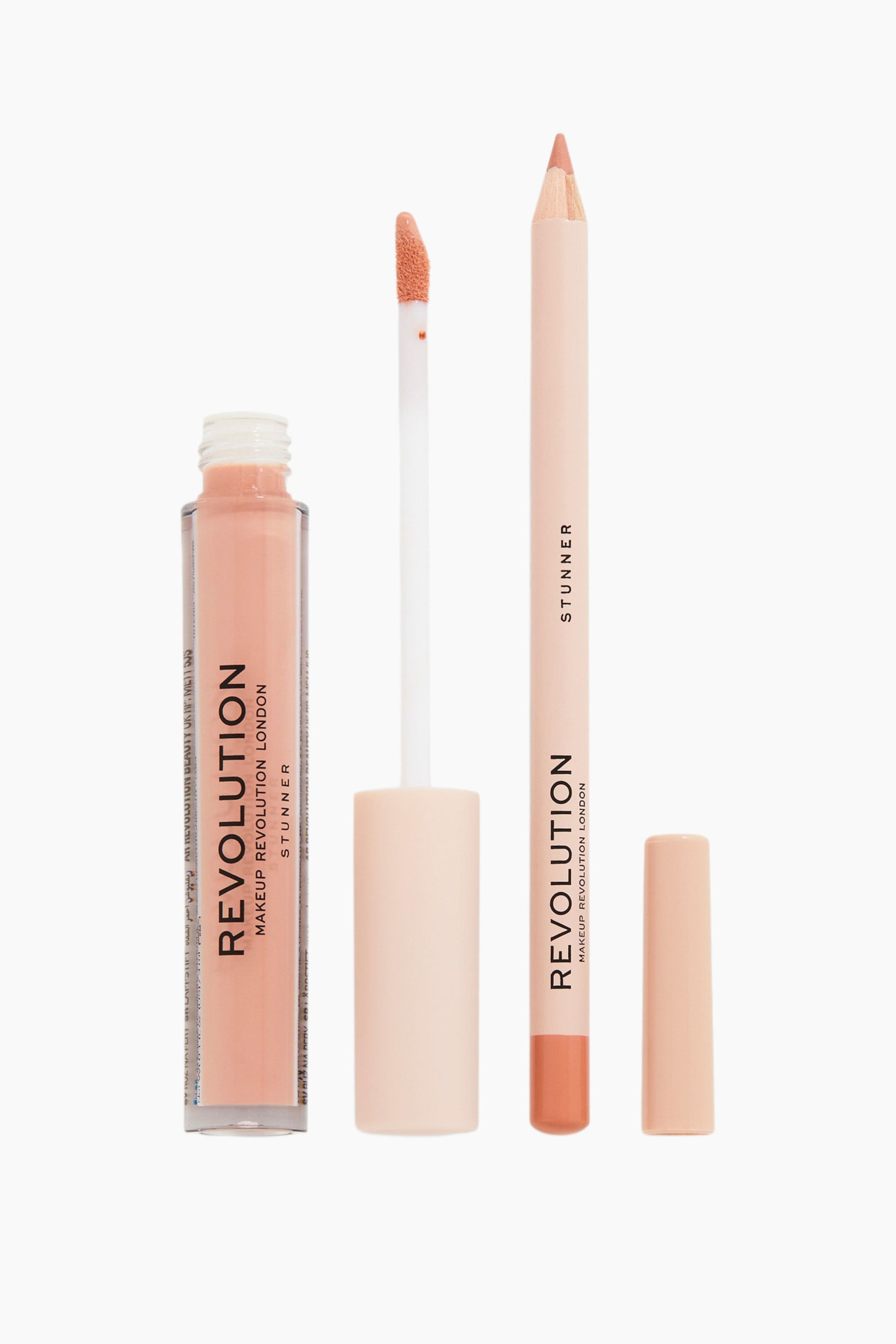 Visa större bild: Ett Revolution Makeup London läppkit i nyansen ”Stunner” visas vertikalt och består av en transparent tub med persikofärgad flytande läppfärg tillsammans med sin iskruvade applikatorstav med en doe-foot-spets. En matchande persikofärgad läppenna står bredvid sin avtagna kork och visar upp sin vässade nude-rosa spets.