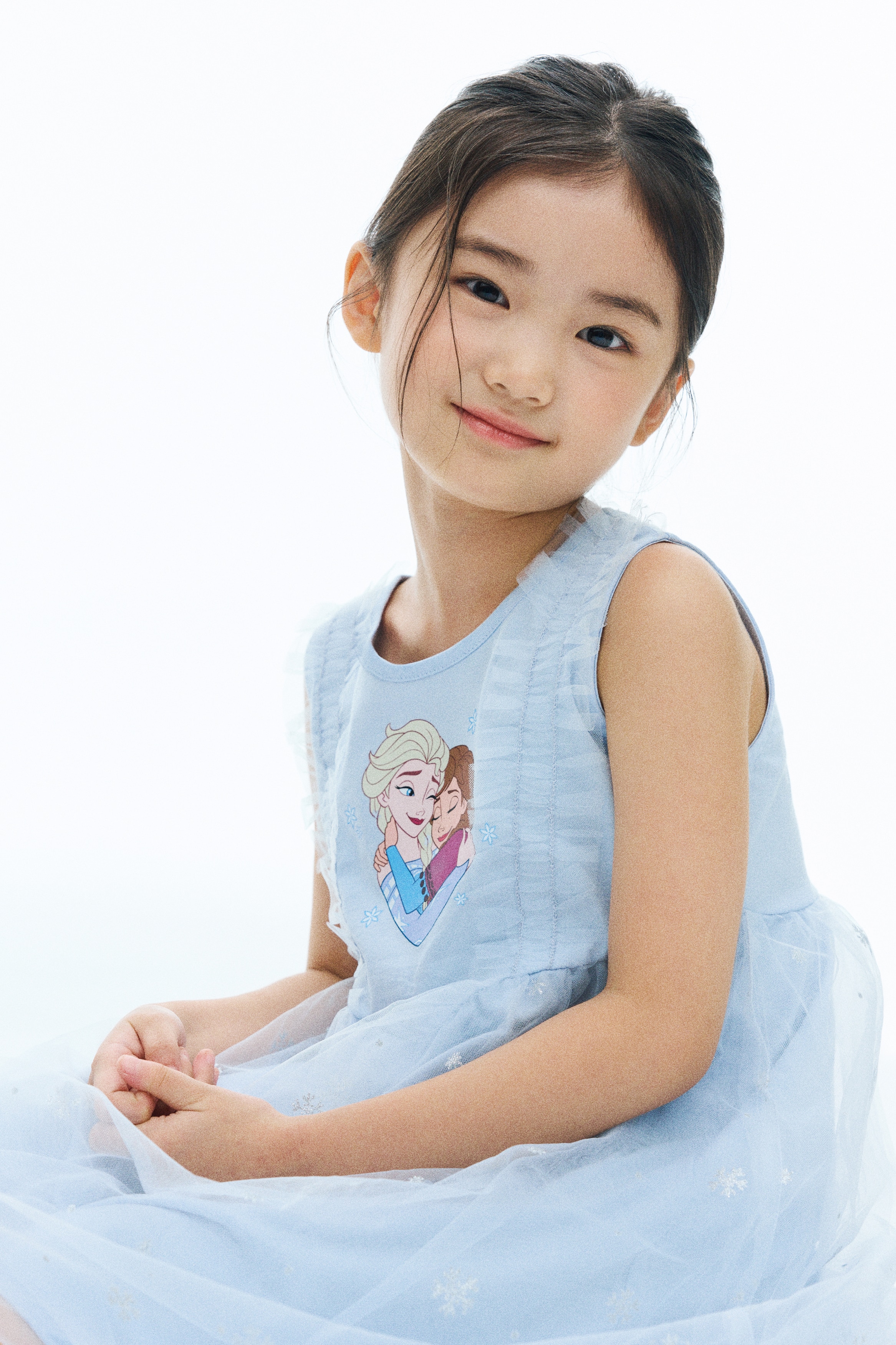 ä¸æ¬¾æ·ºèè²ç¡è¢æ´è£æ­£é¢å±ç¤ºï¼æ¡åé è¨­è¨ï¼å¹³ç¹ä¸èº«é£¾æ Elsa å Anna çåæ¡å°è±ãèç´è·èéé£¾æ¢èªè©é¨åç´å»¶ä¼¸è³æçºè°é¨ï¼ä¸¦éæ¥è³åçè£æºï¼å¤å±¤è¦ä»¥å°æéªè±åæ¡çåéæèç´ã