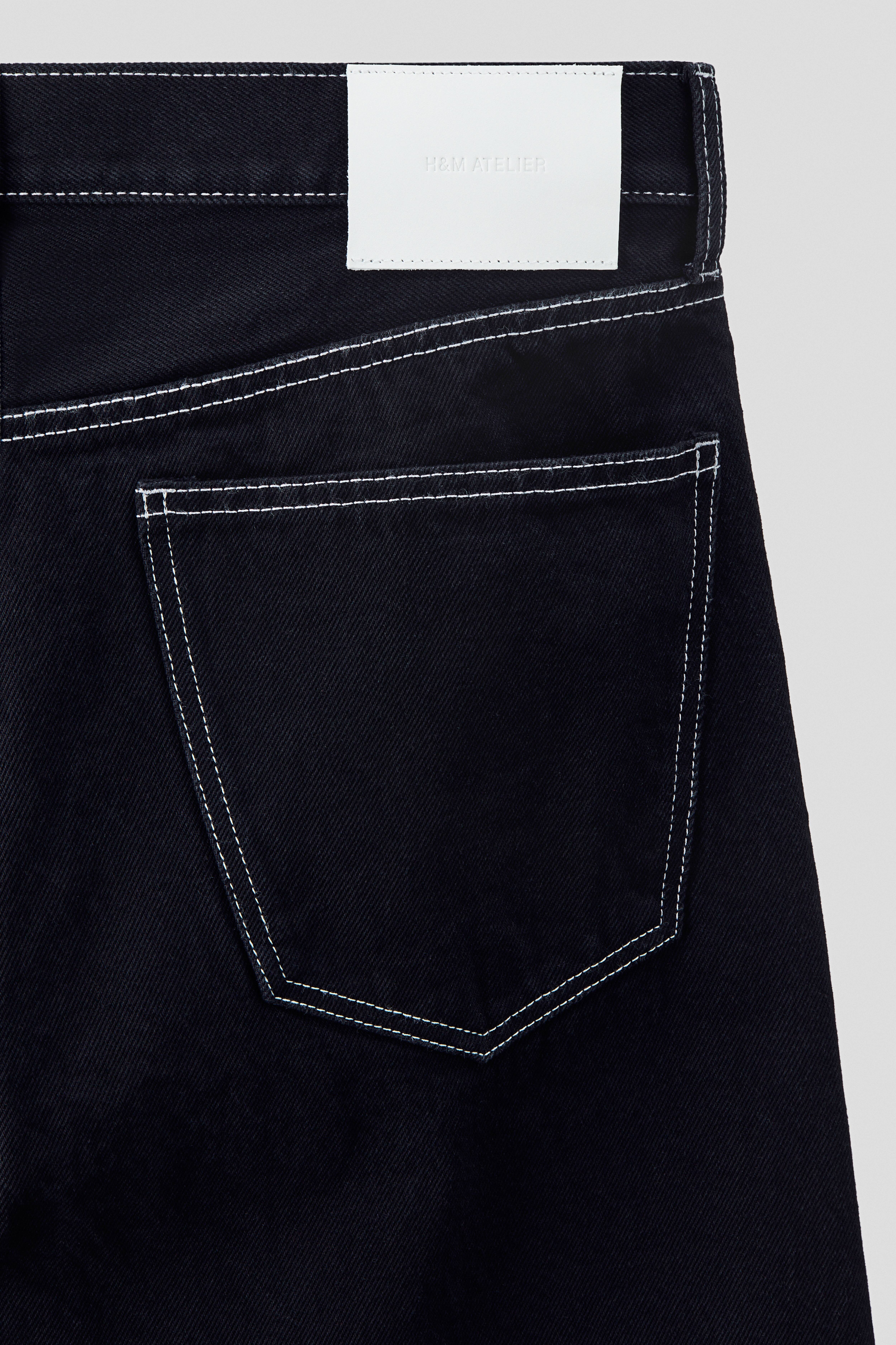 Loose-Fit Twisted Jeans