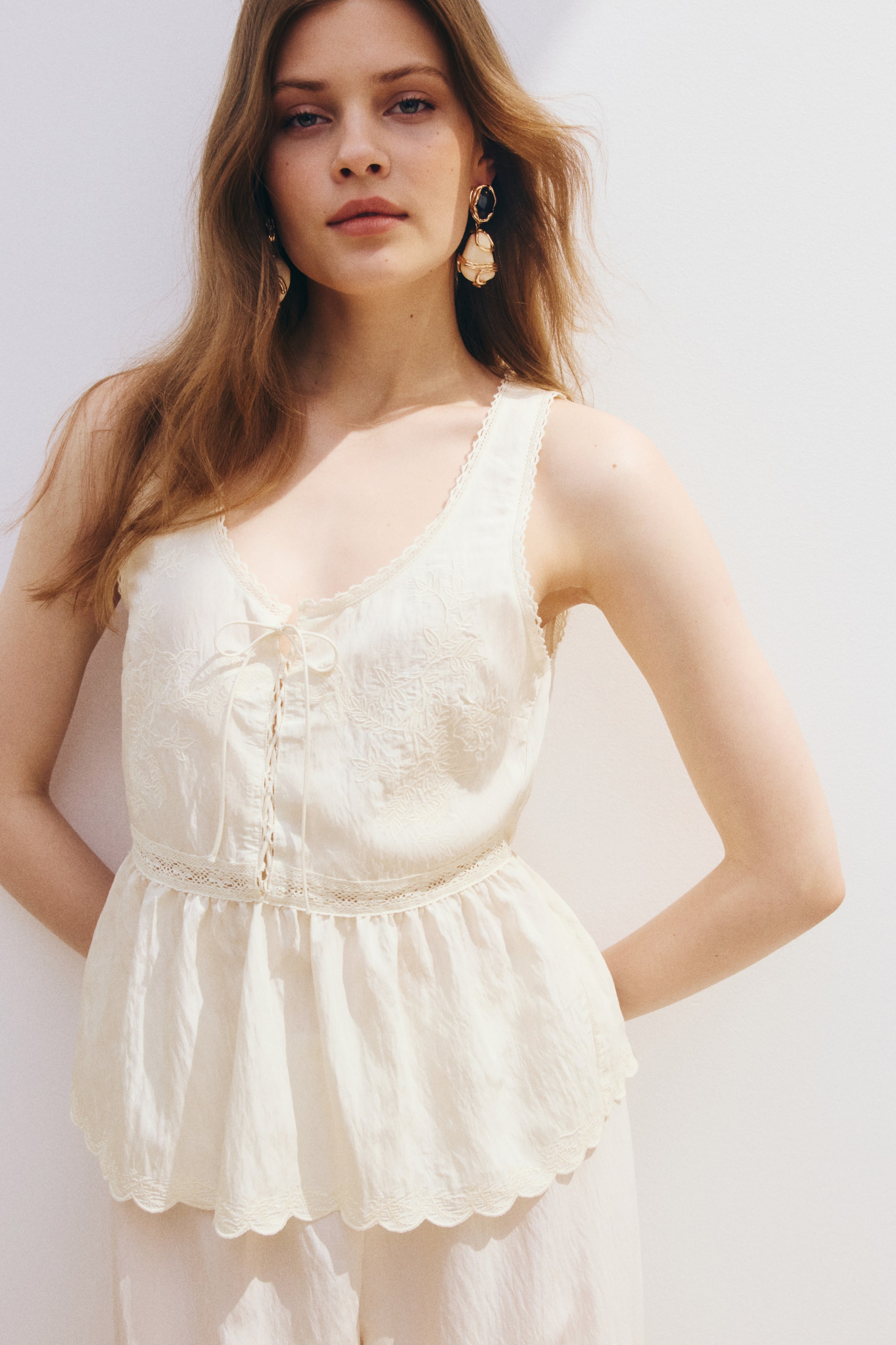 Ampliar la imagen: Top con peplum y lazos - Crema - Ladies | H&M MX 1