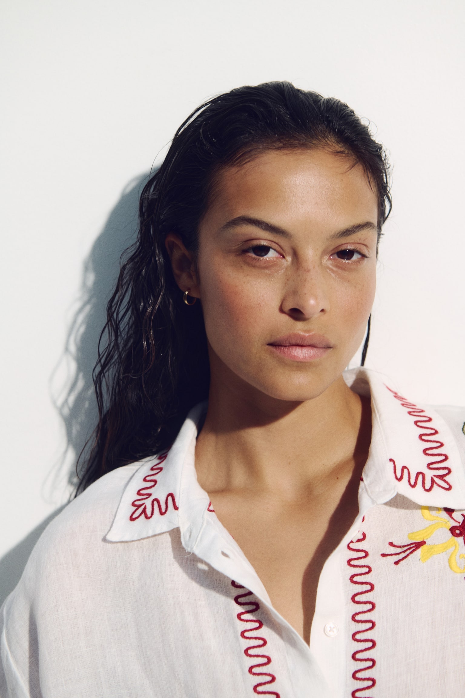 Embroidered linen beach shirt - White/Dark red - 1