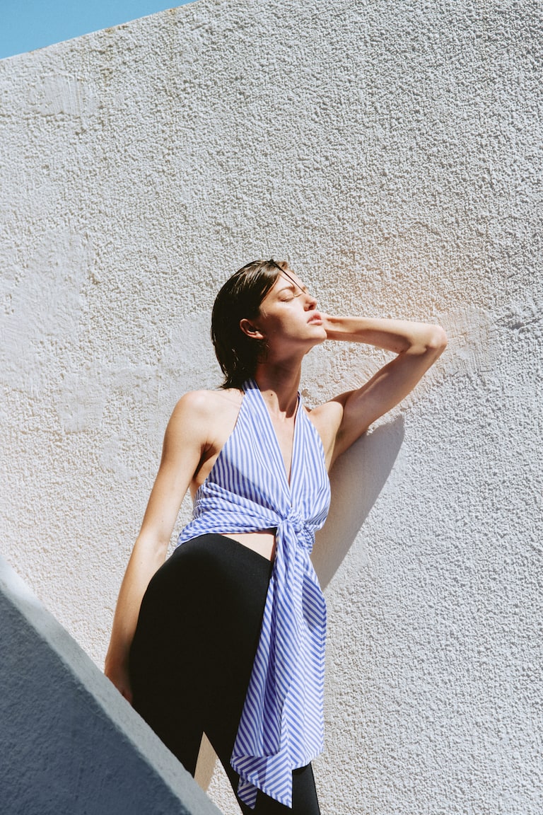 Bluza s halter izrezom i ukrasnim čvorom