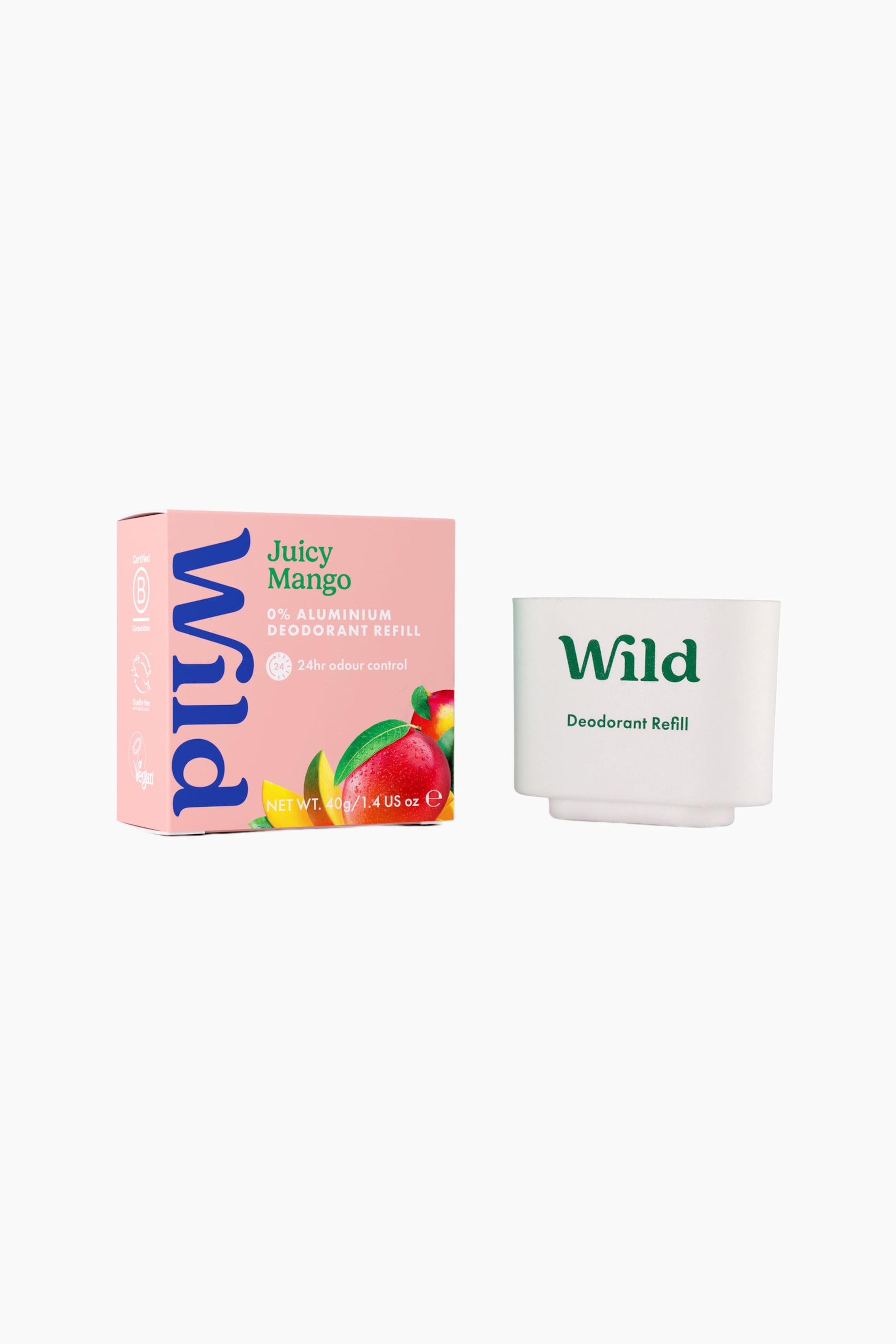 Visa större bild: En deodorantstick-refill står upprätt bredvid sin rosa förpackningslåda i kartong. Den vita refillförpackningen av gjuten pappersmassa visar den gröna "Wild"-logotypen på framsidan, medan den rosa lådan har en vertikal blå logotyp, texten "Juicy Mango" och mangobilder.