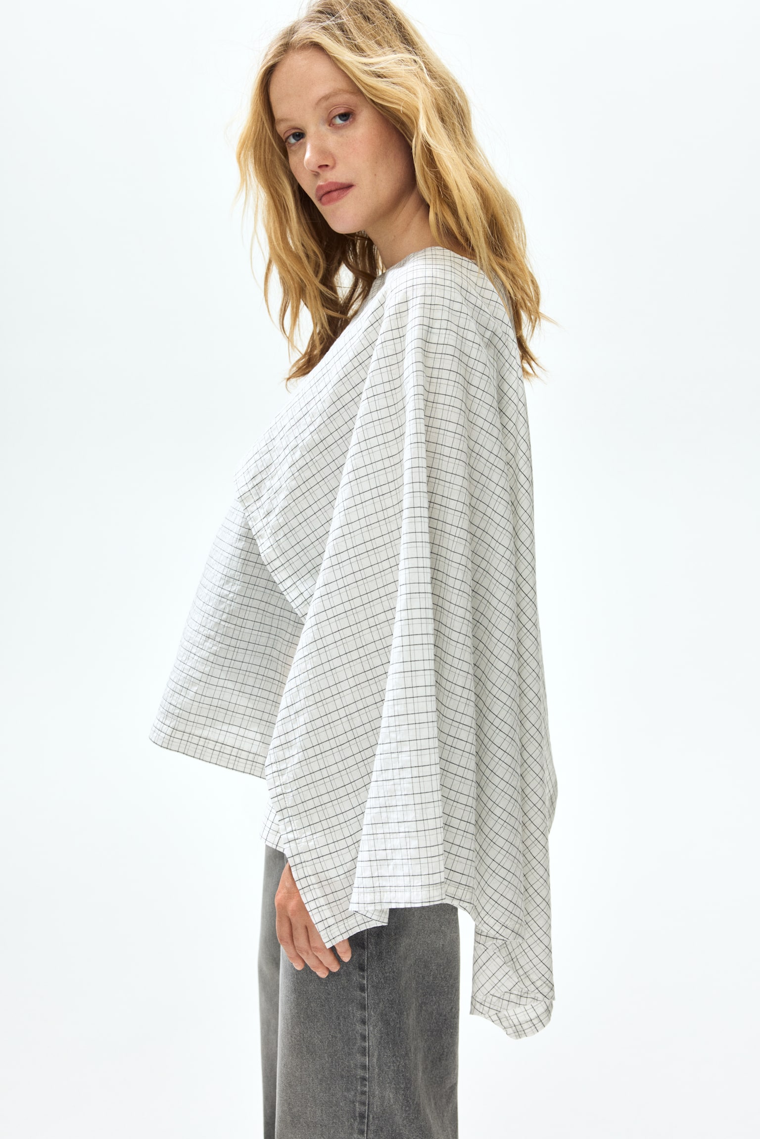 Женская блузка H&M Mama Cape-Detail Seersucker Blouse, цвет: Белый / Клетчатый — фото 6