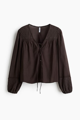 Blus med spetsdetaljer