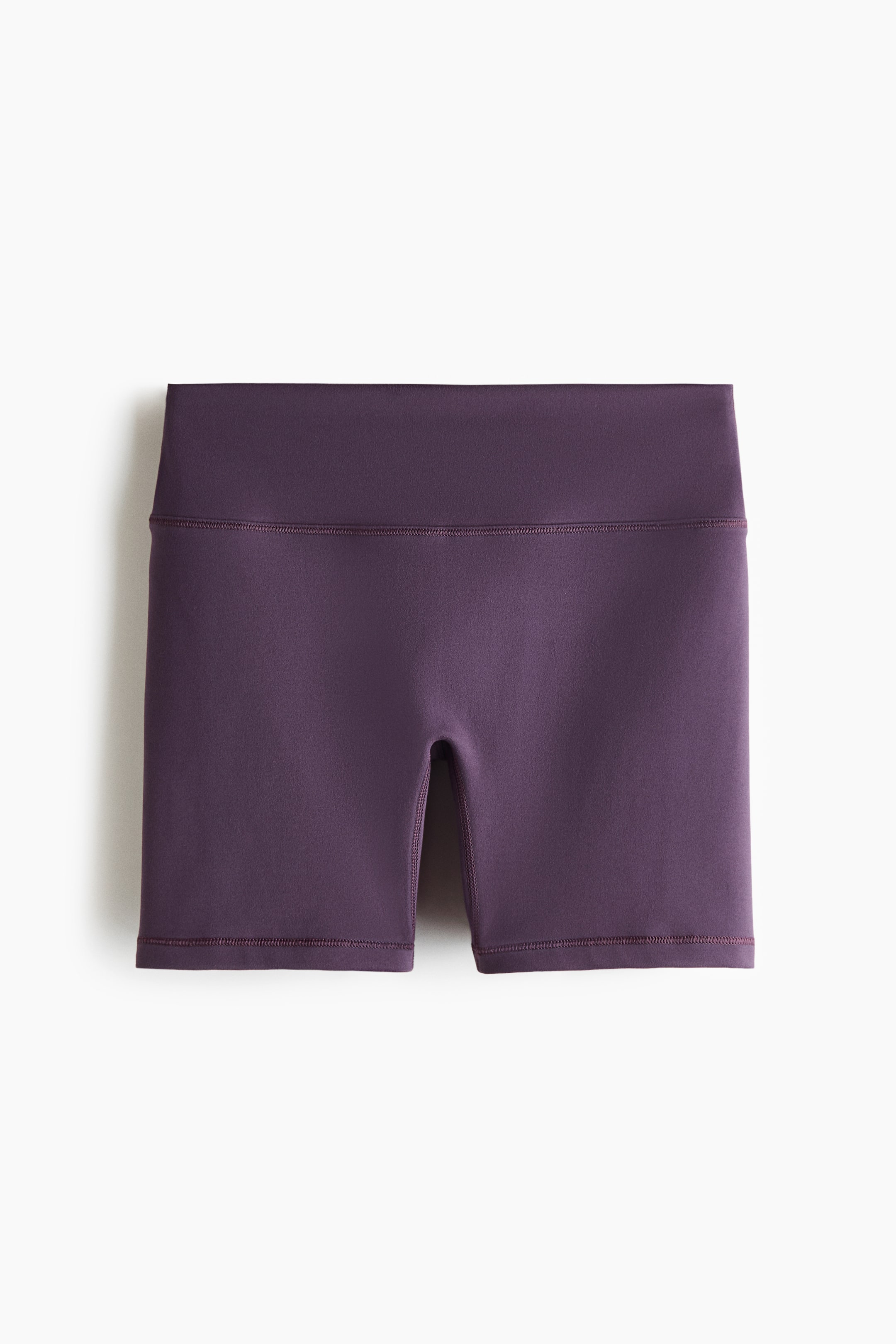 Visa större bild: Sportcykelshorts med SoftMove? visas i en framifrån vy, i en djup plommonfärg. De har ett brett, högmidjat midjeband och ben i medellängd med synliga flatlocksömmar.