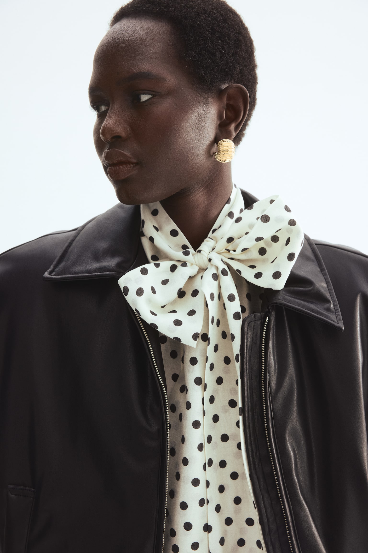 חולצת שיפון עם צווארון קשירה - לבן/נקודות - 1