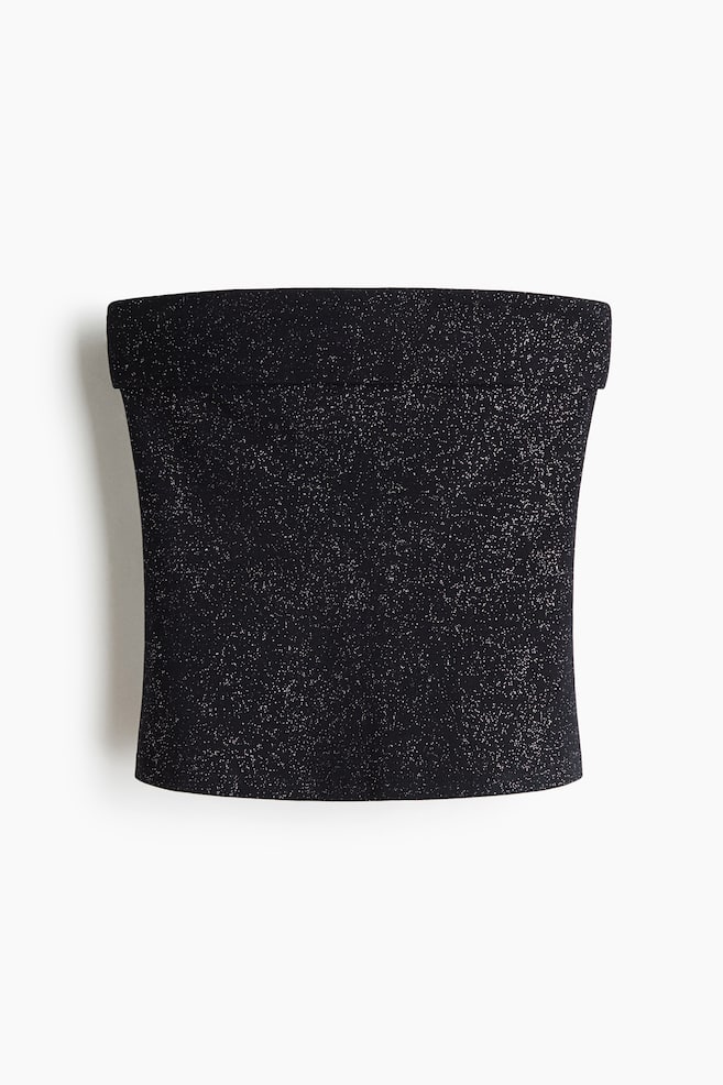 Ein schwarzes, trägerloses Tube-Top mit glitzerndem silbernem Schimmer ist frontal zu sehen. Das Oberteil zeigt einen umgeschlagenen Bund am Ausschnitt, eine figurbetonte Silhouette und einen geraden Saum. - 1