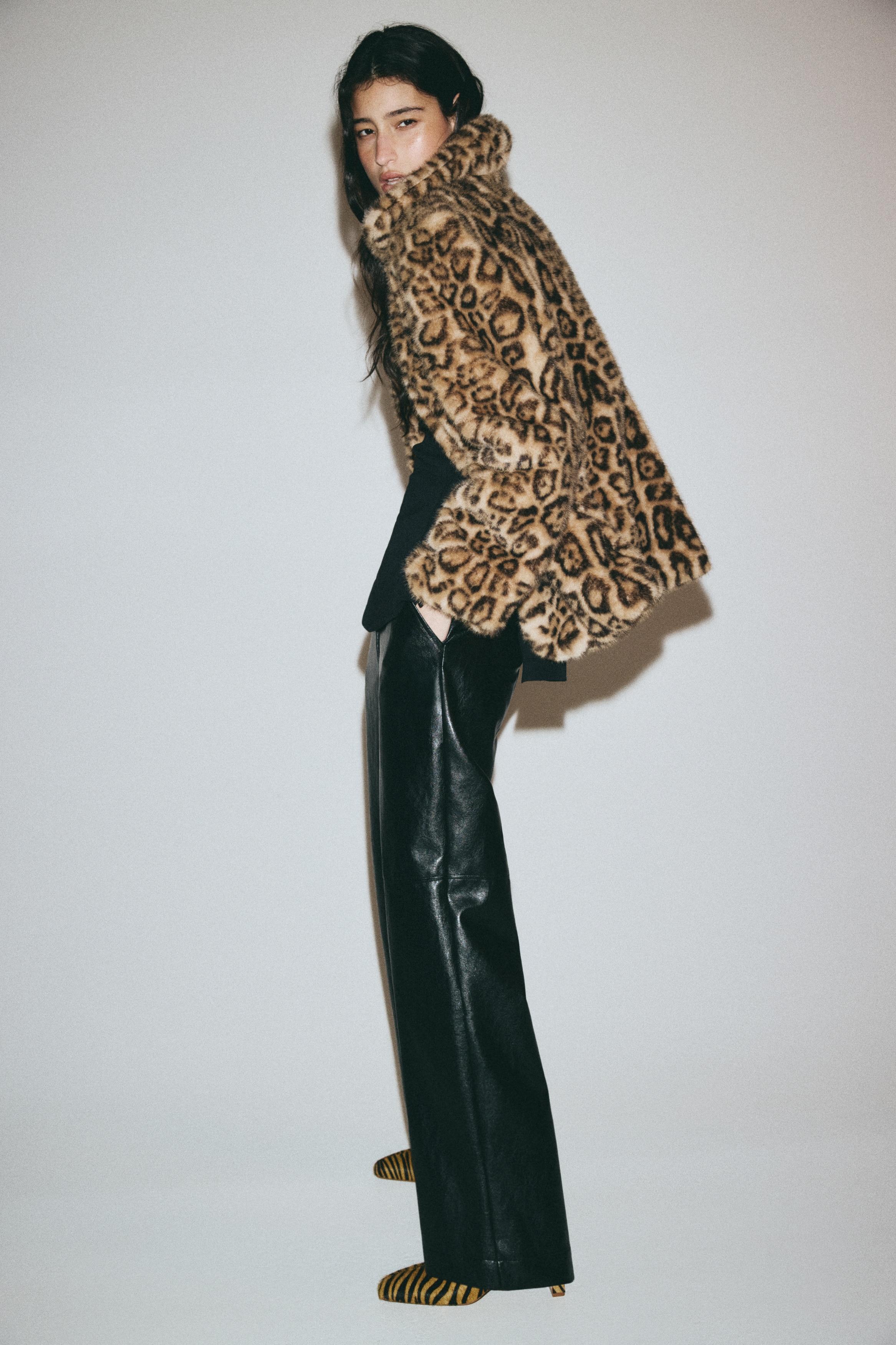 Παντελόνι από ύφασμα με ειδική επεξεργασία - Μαύρο