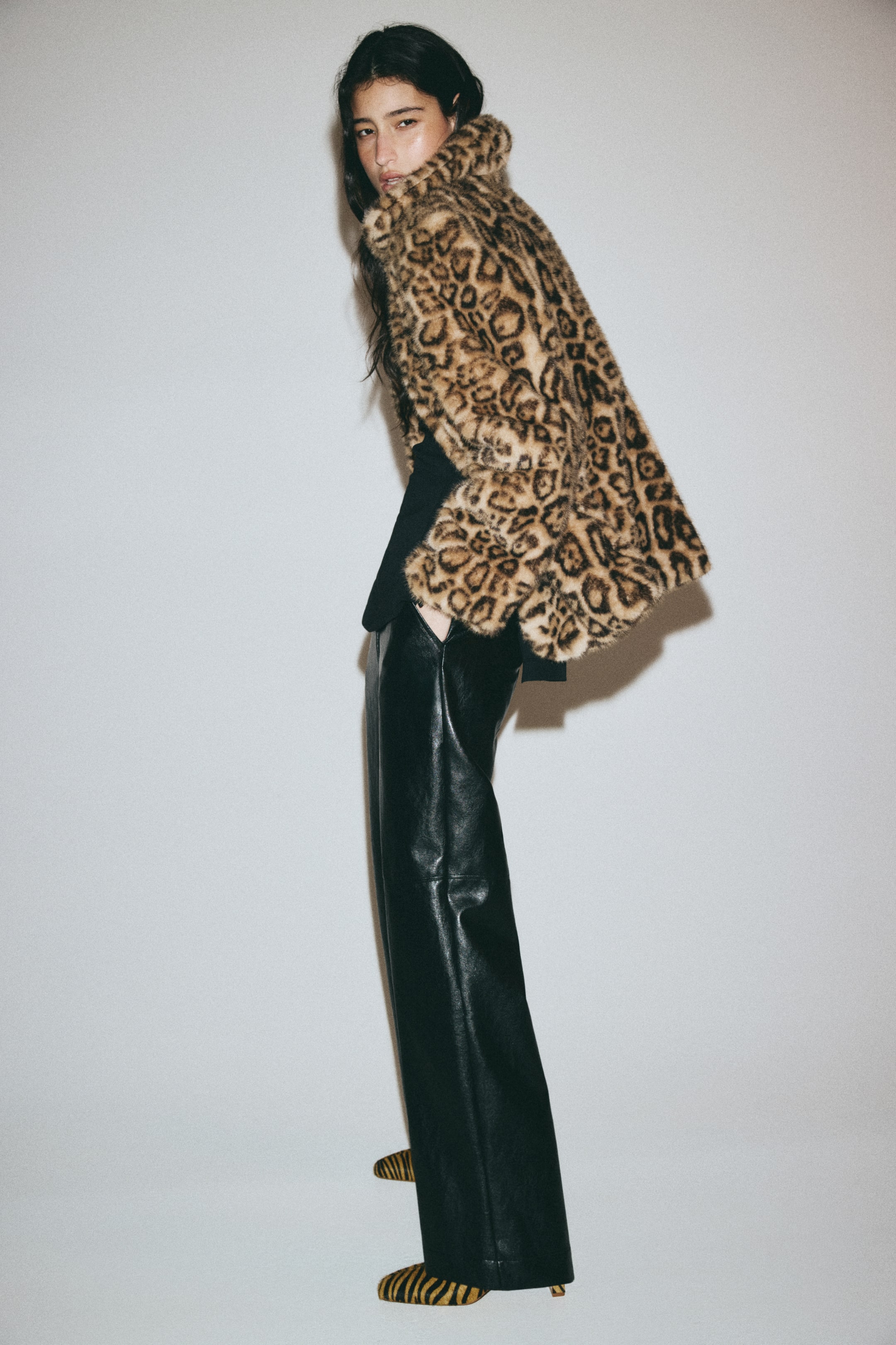 Zobacz większy obraz: Powlekane spodnie - Czarny - ONA | H&M PL 1