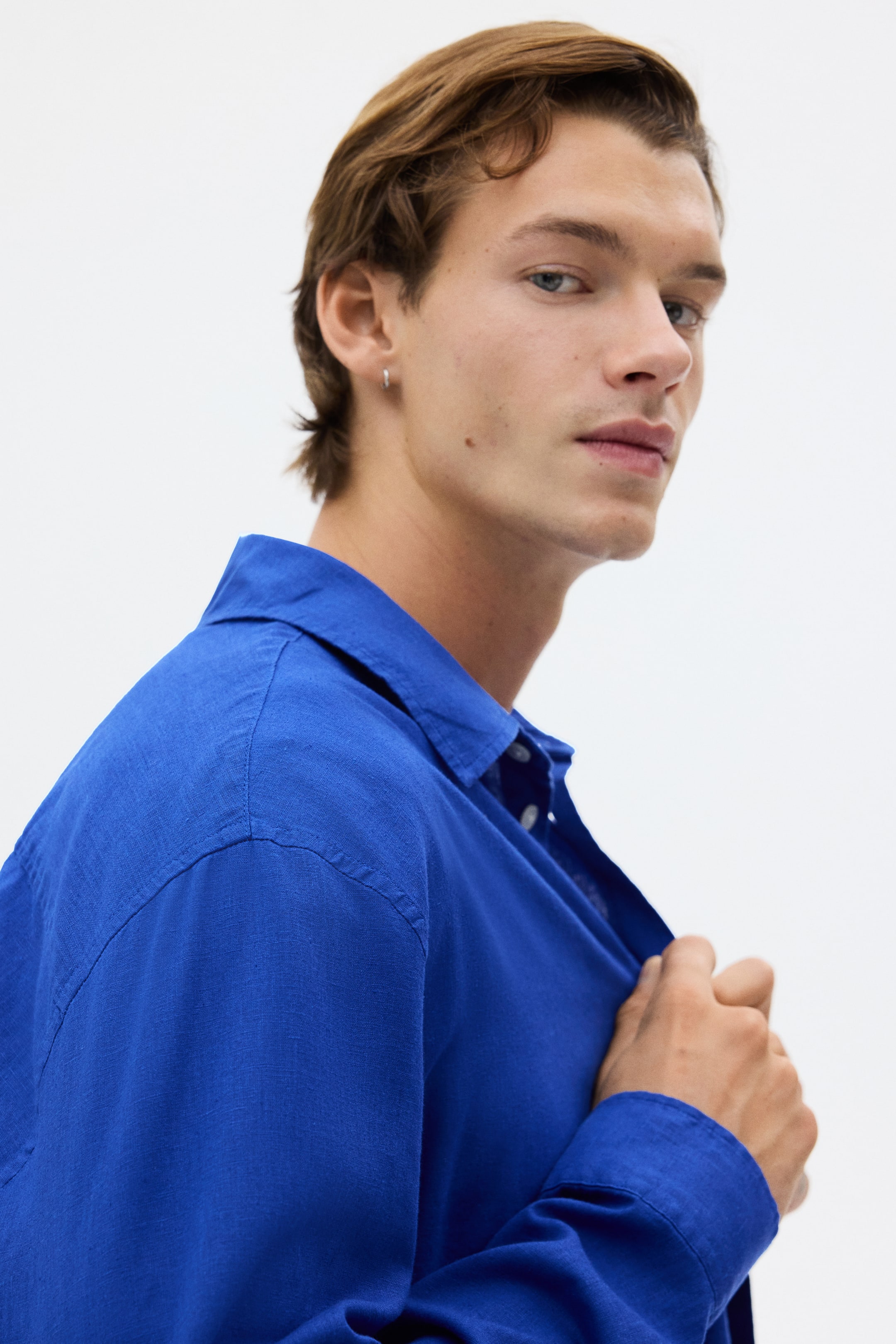 View larger image: Regular Fit Linen-blend shirt - Bright blue - Men | H&M IN 3