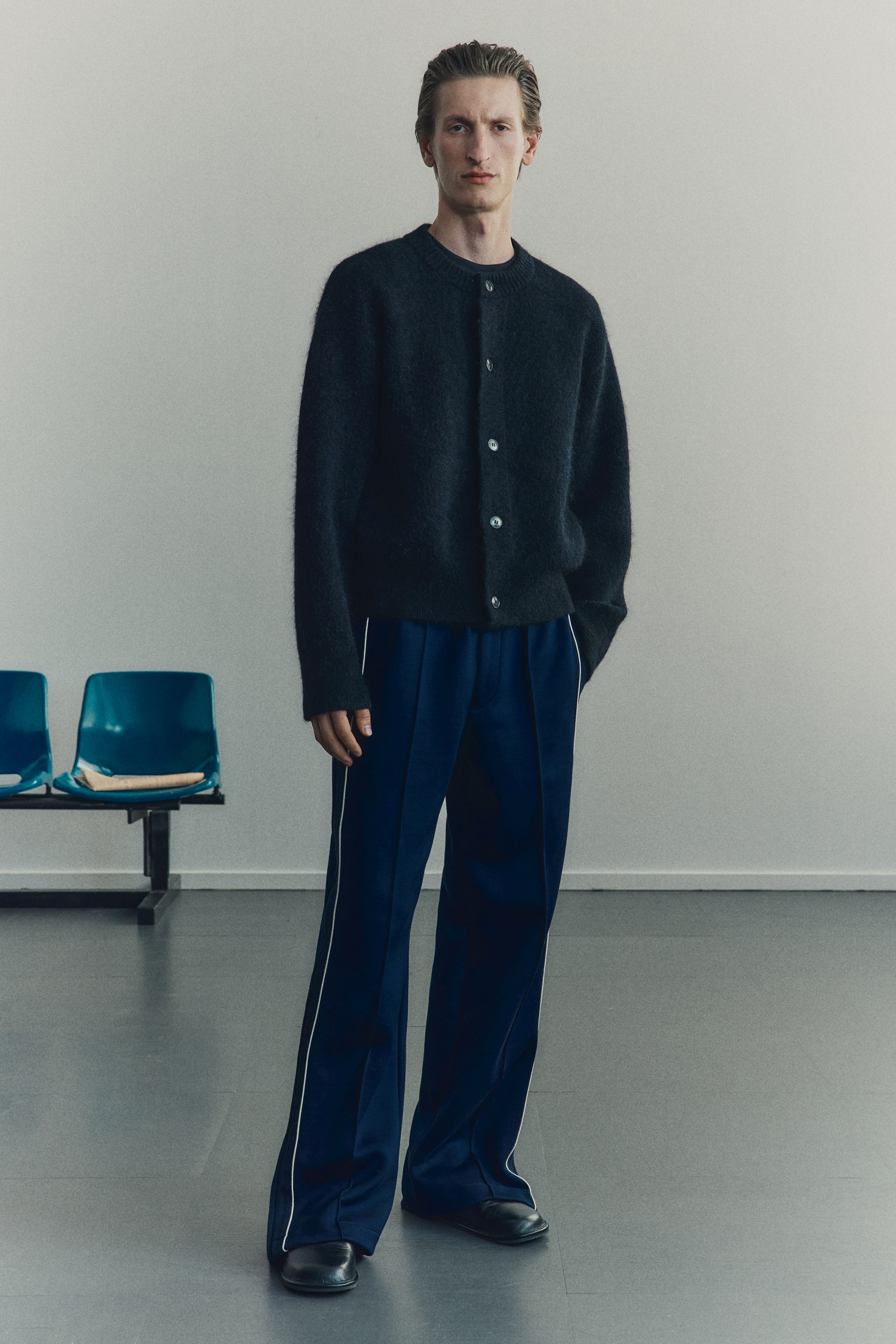 レギュラーフィット フレアトラックパンツ - ダークブルー - Men | H&M JP