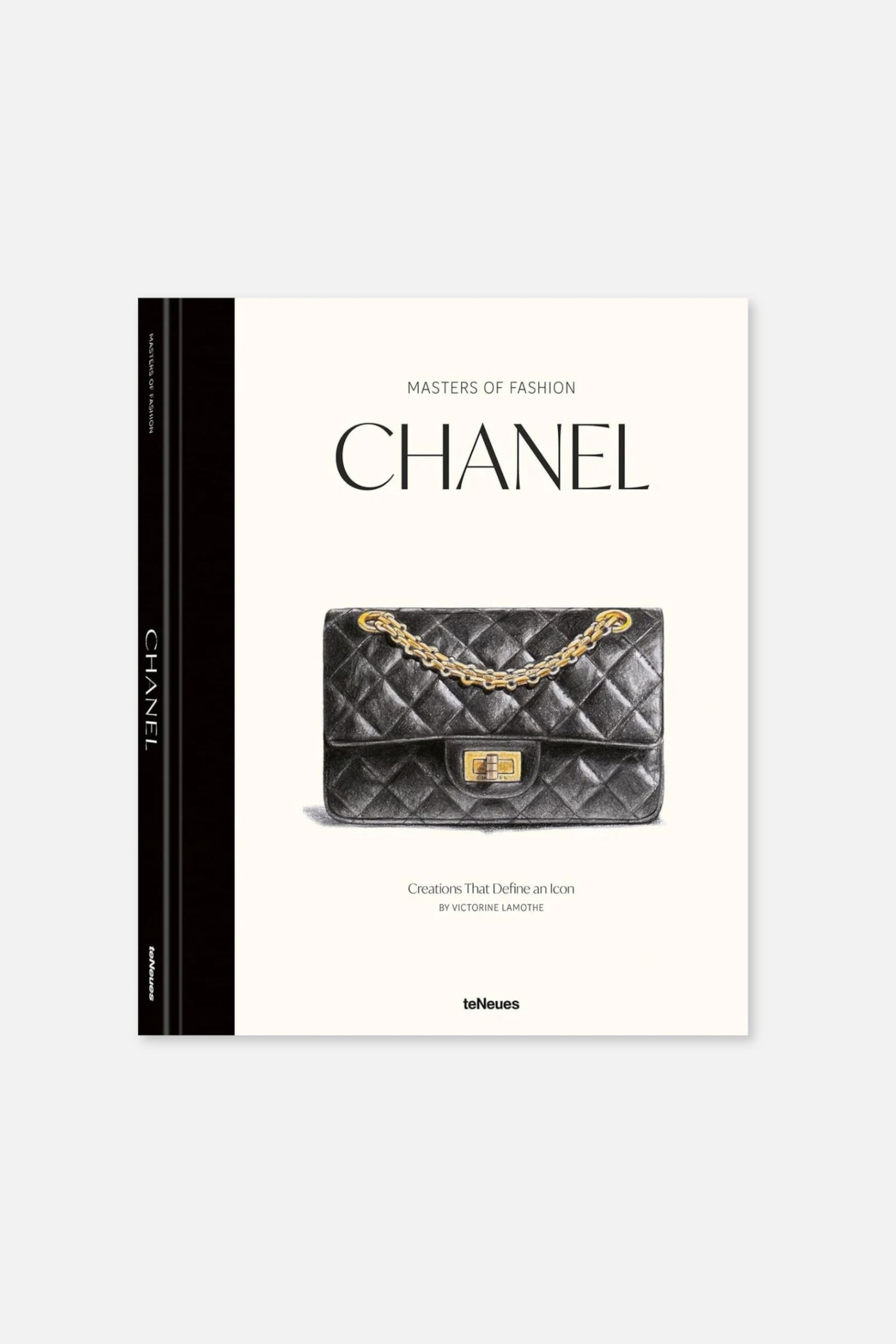 Agrandir l'image: Ce livre relié, intitulé « Masters of Fashion: Chanel », présente une couverture avant blanc cassé avec un dos noir contrastant. La couverture arbore une illustration détaillée d’un sac à main matelassé noir classique avec une bandoulière chaîne dorée et un fermoir, placé sous le grand titre « CHANEL » en serif noir.