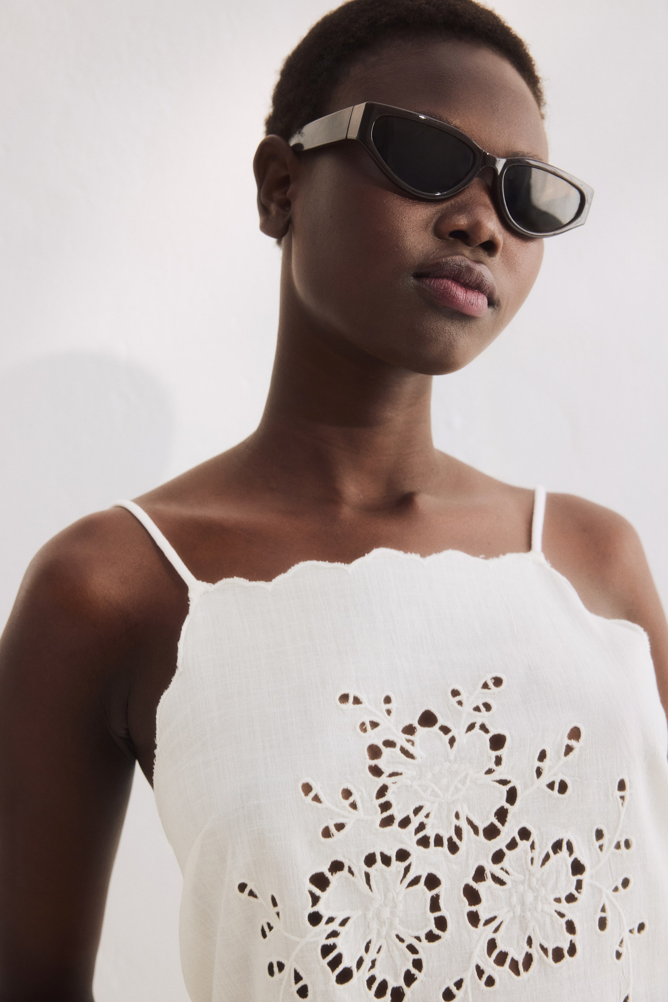 Robe de plage en coton avec broderie anglaise