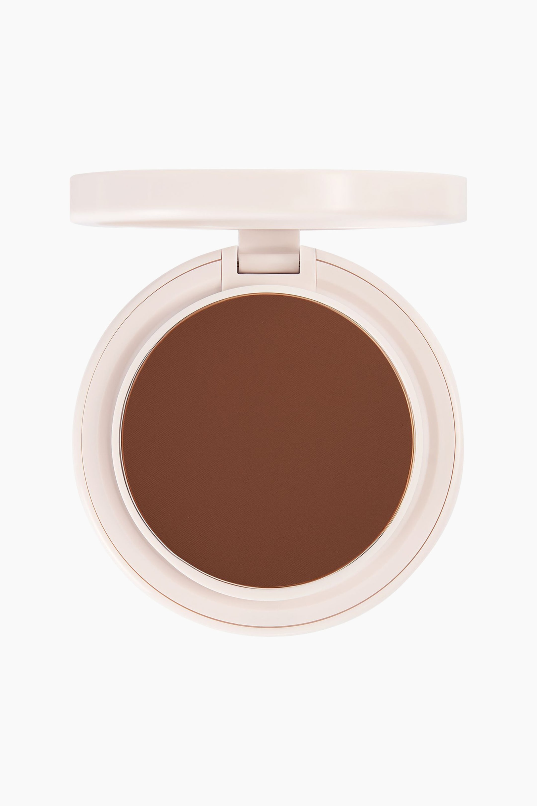 Se større billede: Natural Blur Powder Foundation præsenteres i et åbent, rundt, lyserosa pudderdåse-etui, der vender direkte fremad. Etuiet viser en glat, mat, dybt brun powder foundation fyldt i en rund pan.