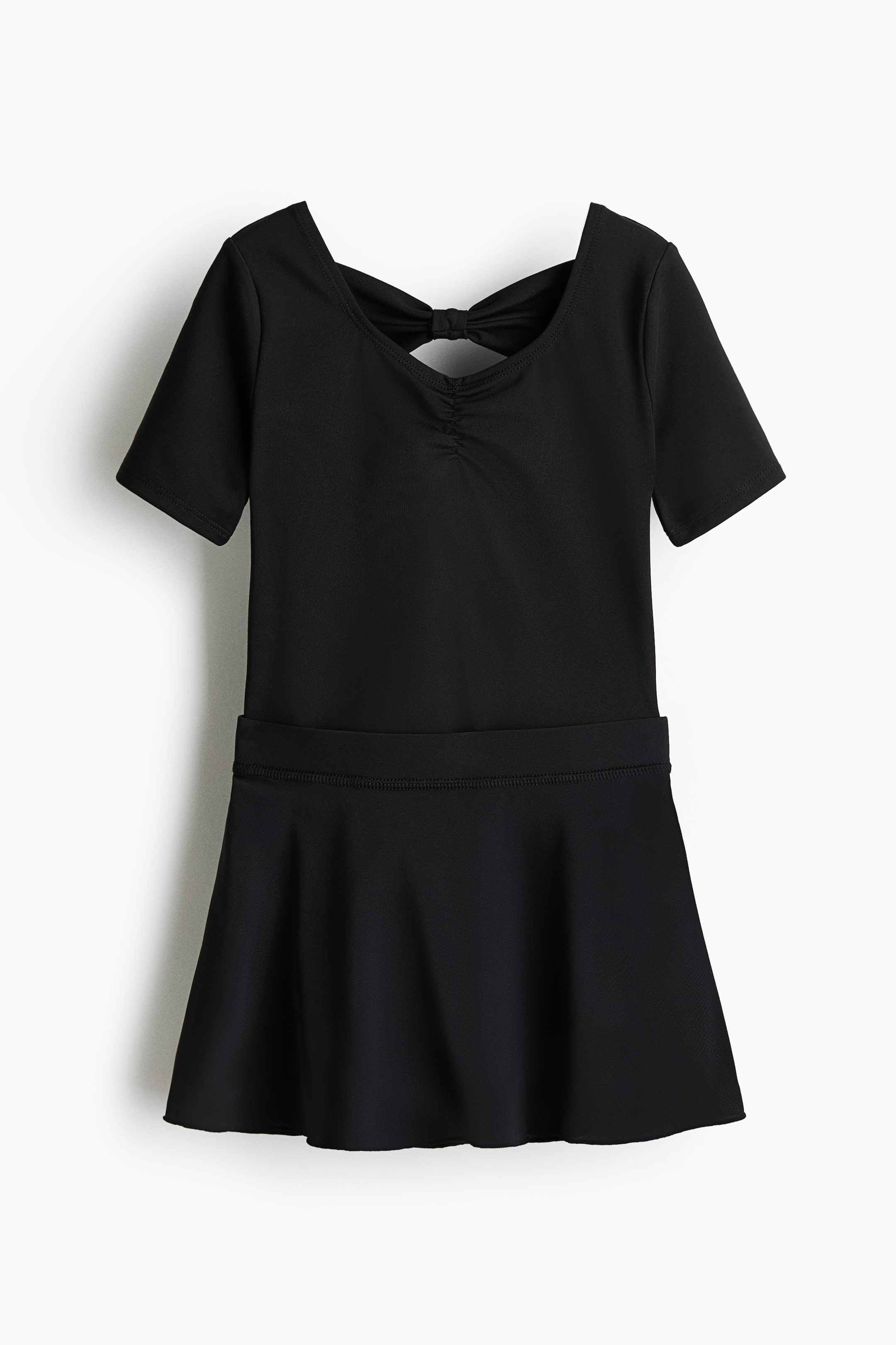 Ampliar la imagen: Un conjunto negro de leotardo y falda de 2 piezas con DryMove presenta un leotardo de manga corta con escote cuadrado, un detalle de moño atado en la parte trasera y fruncido debajo del moño, combinado con una falda acampanada que presenta una pretina plana.